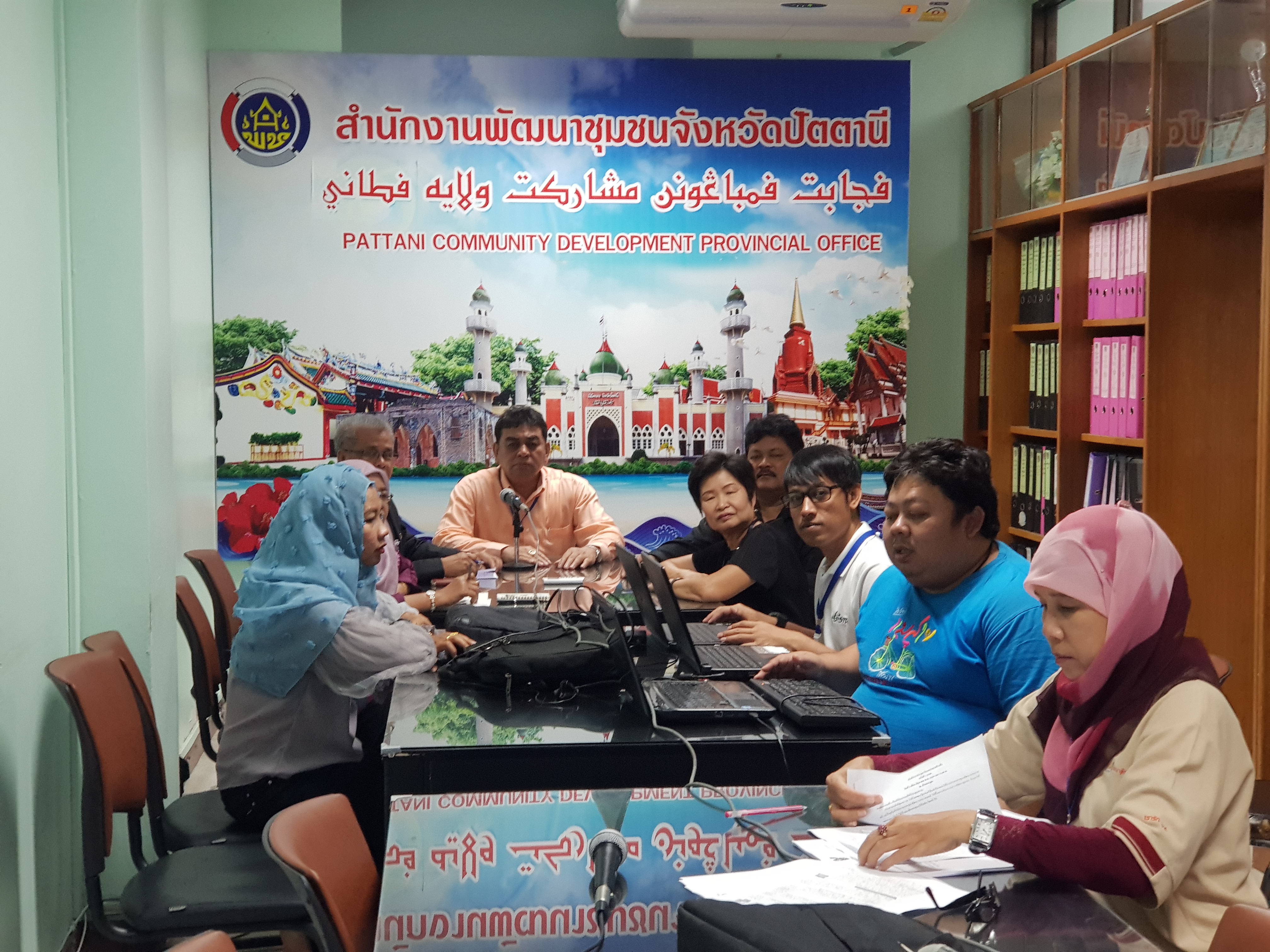 รับฟังการประชุมทางไกลจากกรมการพัฒนาชุมชน ผ่านระบบคอนเฟอร์เรนซ์