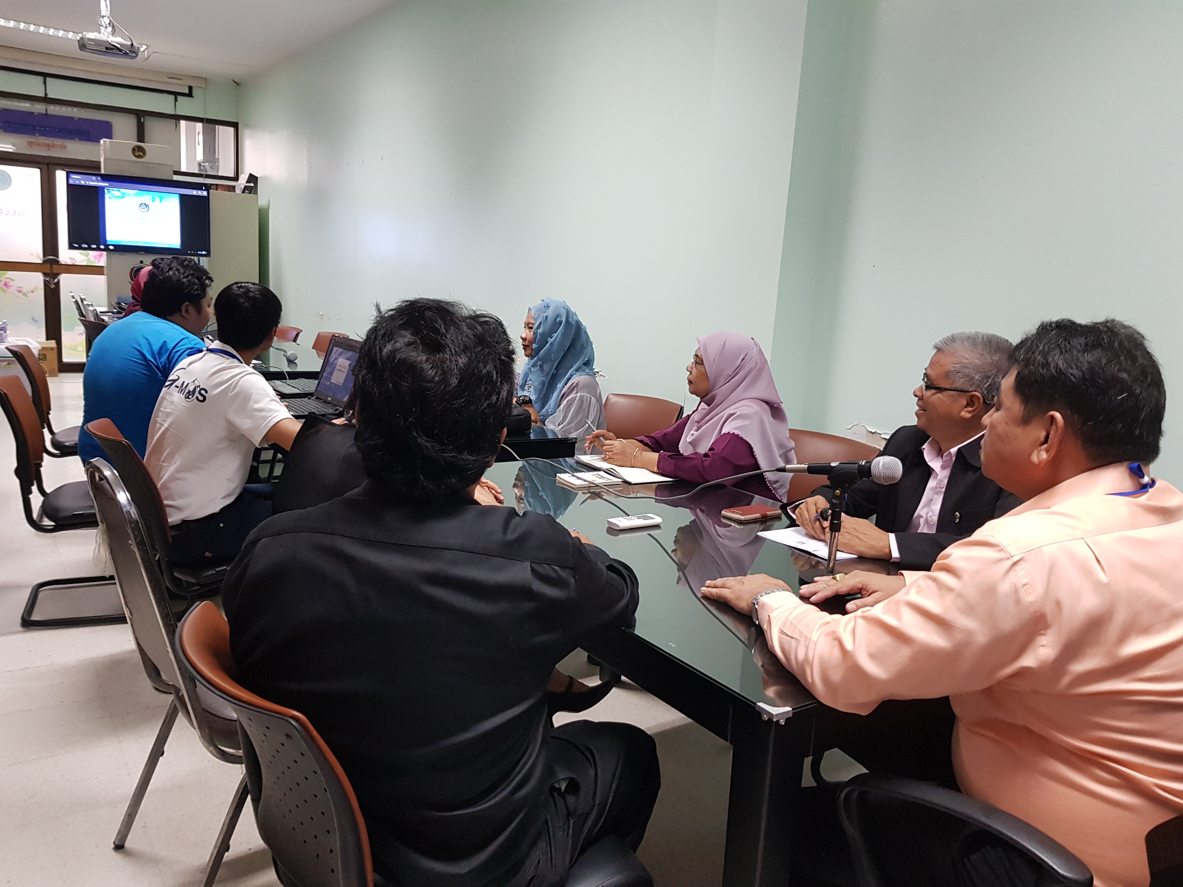 รับฟังการประชุมทางไกลจากกรมการพัฒนาชุมชน ผ่านระบบคอนเฟอร์เรนซ์