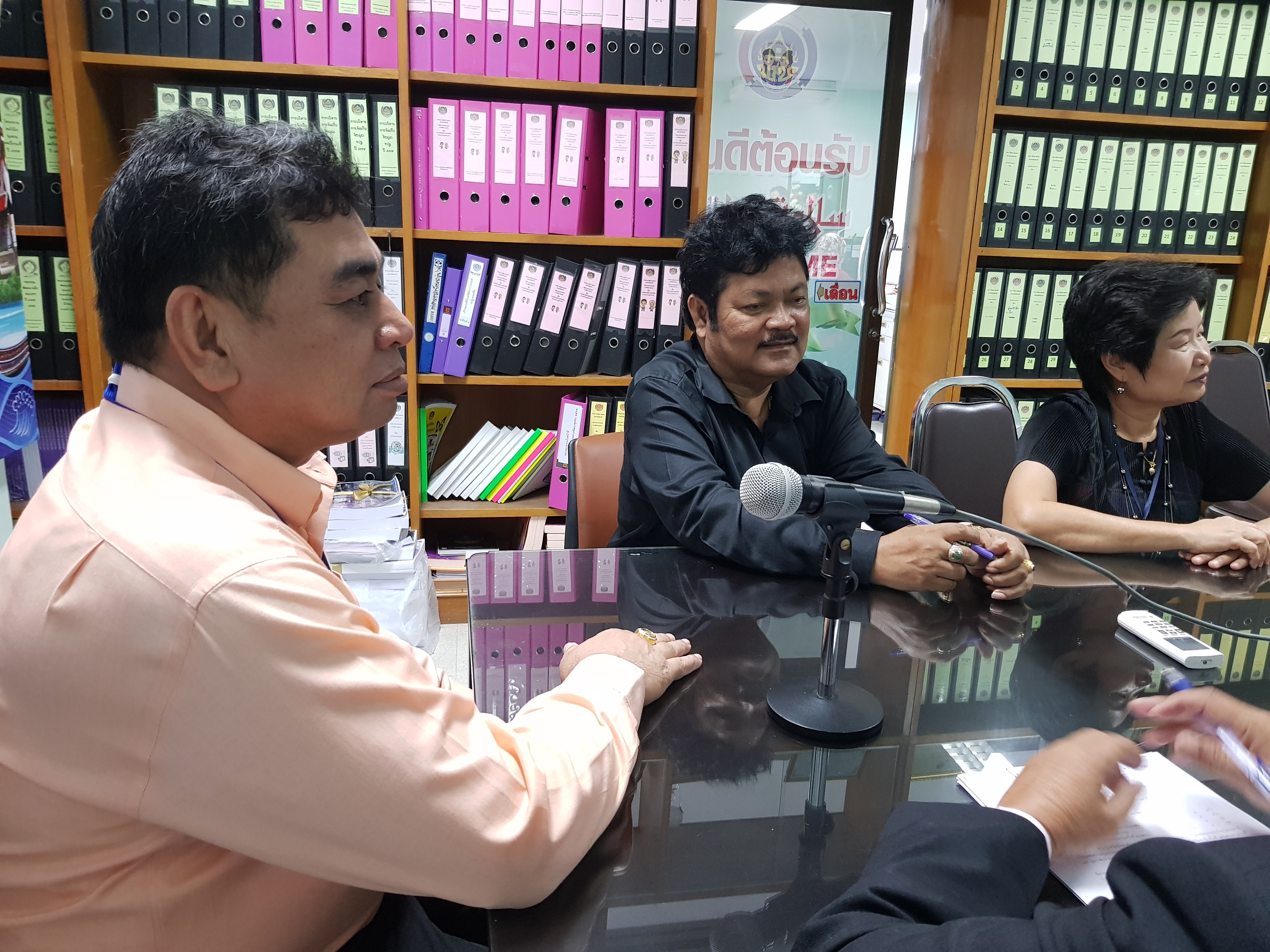 รับฟังการประชุมทางไกลจากกรมการพัฒนาชุมชน ผ่านระบบคอนเฟอร์เรนซ์