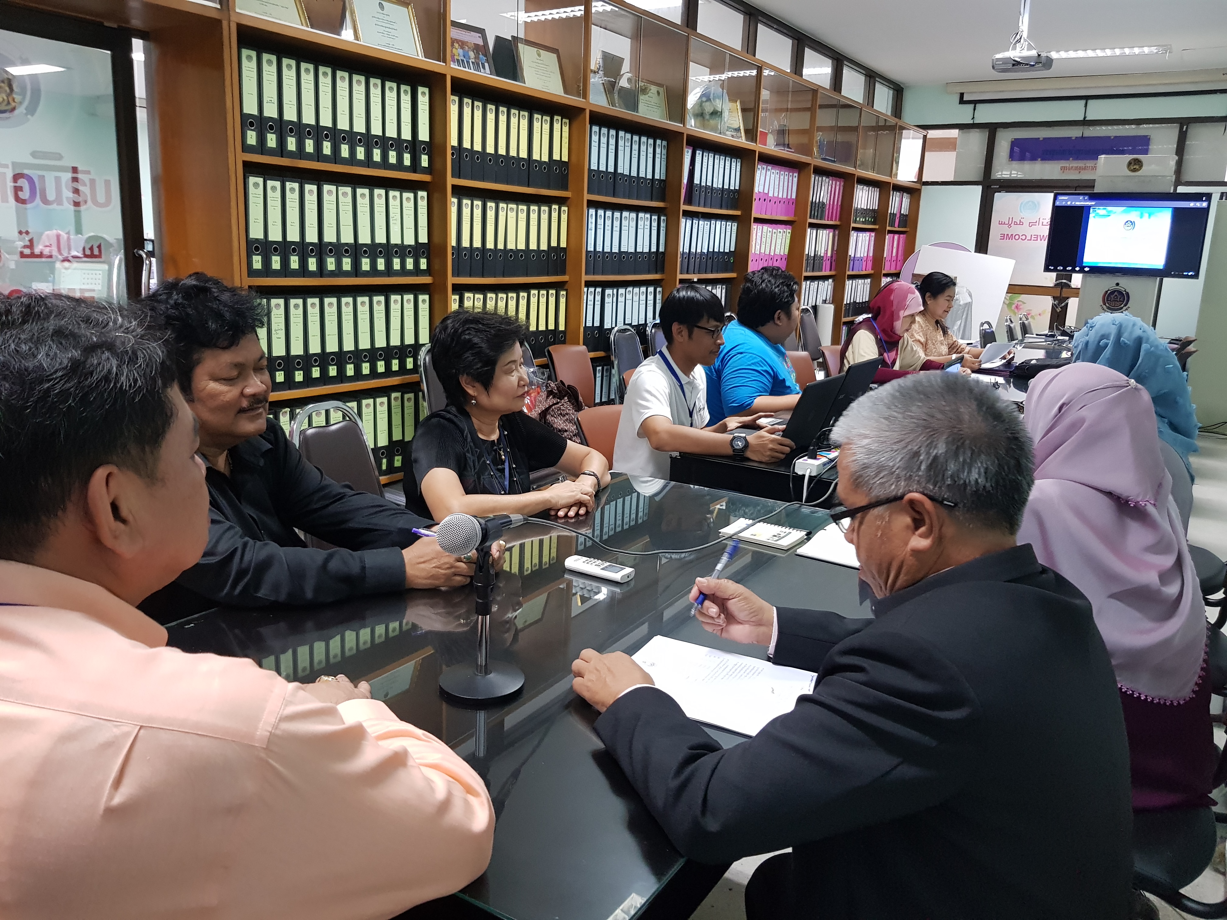 รับฟังการประชุมทางไกลจากกรมการพัฒนาชุมชน ผ่านระบบคอนเฟอร์เรนซ์