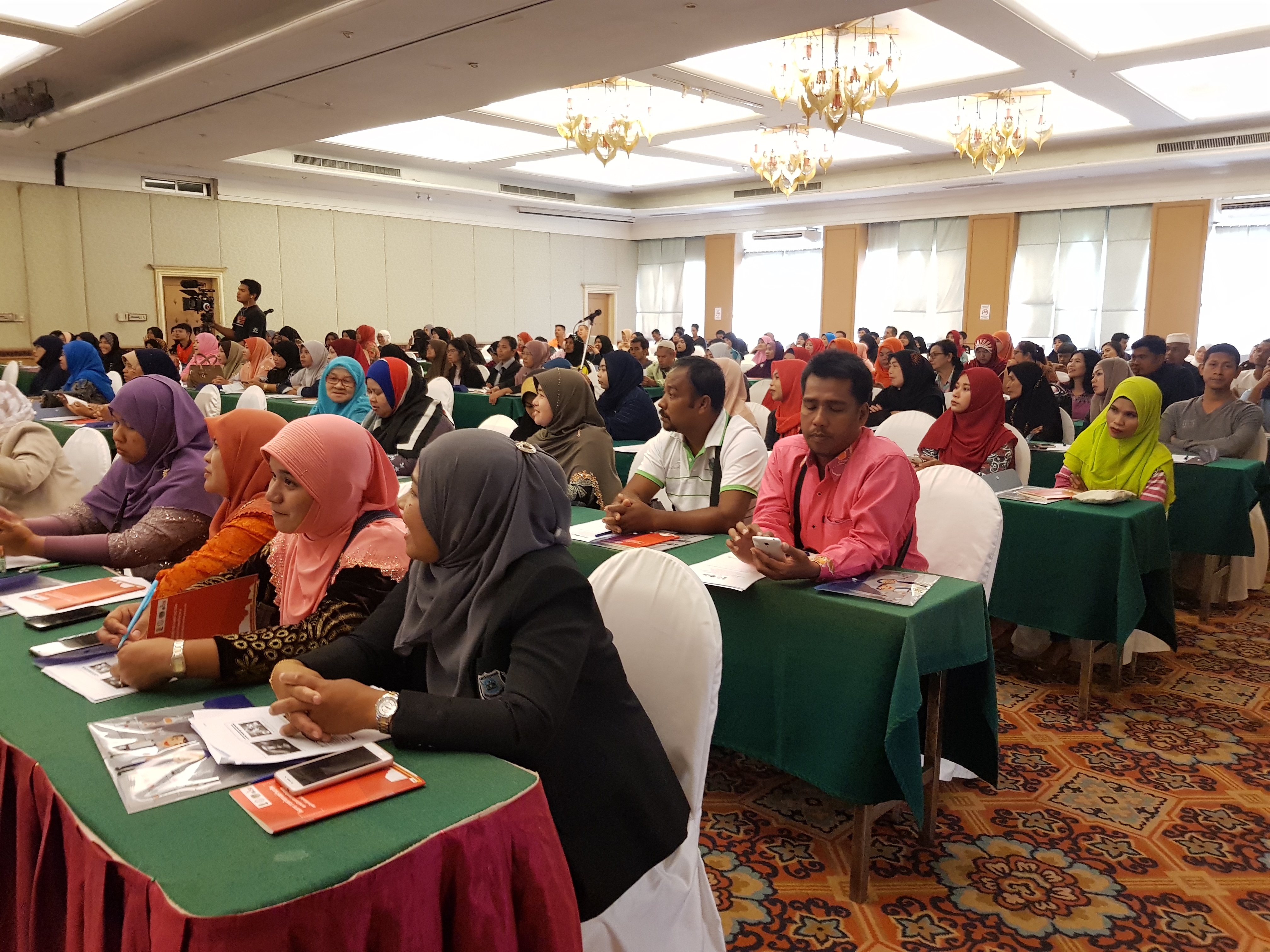 พช.ปัตตานี เข้าร่วมโครงการ “การสร้างงานสร้างอาชีพ และการมีงานทำด้วยธุรกิจฮาลาล แก่ผู้มีรายได้น้อยในพื้นที่จังหวัดชายแดนภาคใต้