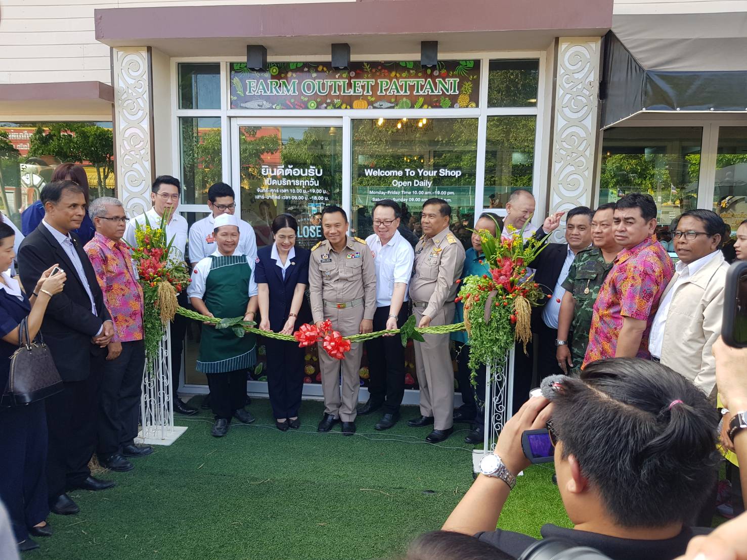 จังหวัดปัตตานี ร่วมกับพช.ปัตตานีและบ.ประชารัฐรักสามัคคีปัตตานี (วิสาหกิจเพื่อสังคม) จำกัด เปิดร้านฟาร์มเอาท์เลตอย่างเป็นทางการ
