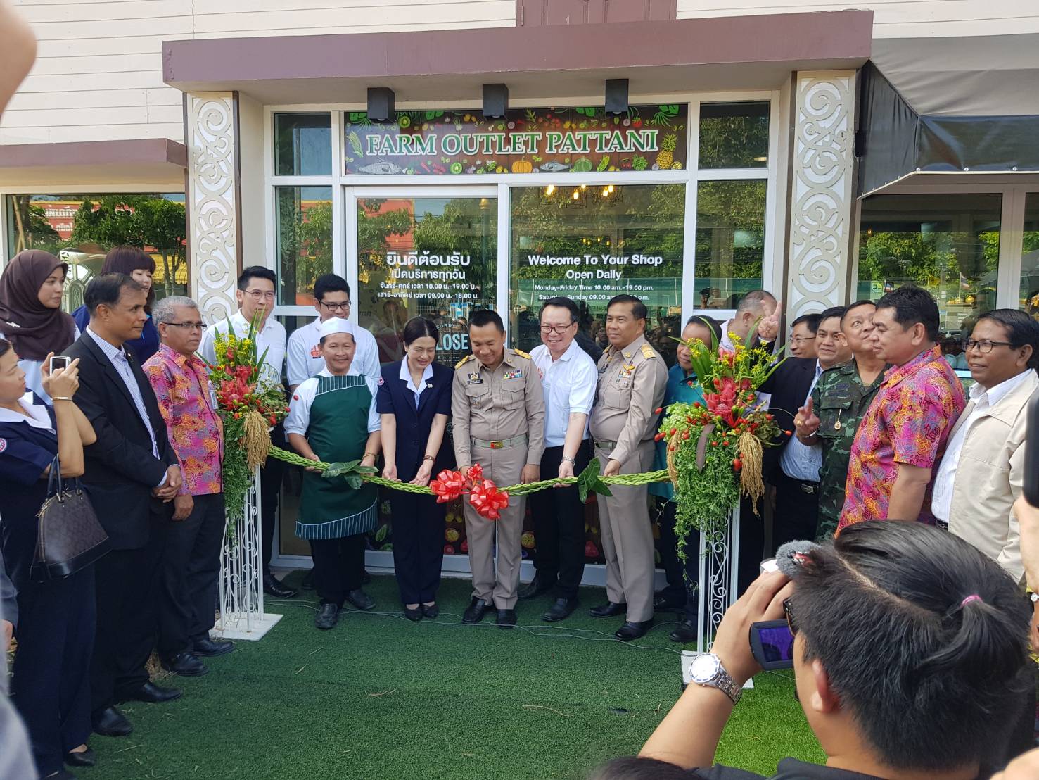 จังหวัดปัตตานี ร่วมกับพช.ปัตตานีและบ.ประชารัฐรักสามัคคีปัตตานี (วิสาหกิจเพื่อสังคม) จำกัด เปิดร้านฟาร์มเอาท์เลตอย่างเป็นทางการ