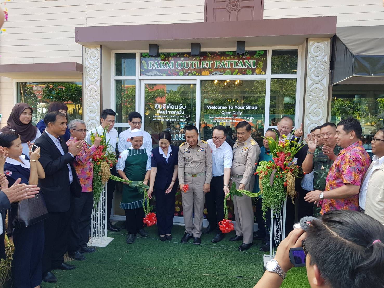 จังหวัดปัตตานี ร่วมกับพช.ปัตตานีและบ.ประชารัฐรักสามัคคีปัตตานี (วิสาหกิจเพื่อสังคม) จำกัด เปิดร้านฟาร์มเอาท์เลตอย่างเป็นทางการ