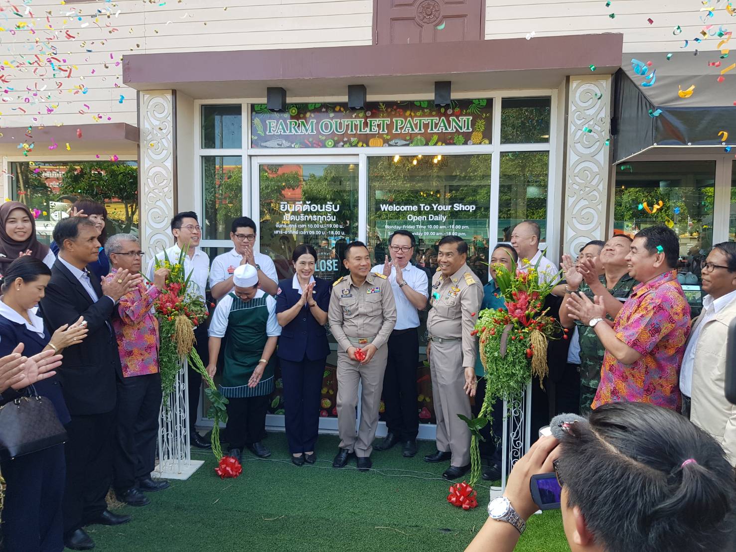 จังหวัดปัตตานี ร่วมกับพช.ปัตตานีและบ.ประชารัฐรักสามัคคีปัตตานี (วิสาหกิจเพื่อสังคม) จำกัด เปิดร้านฟาร์มเอาท์เลตอย่างเป็นทางการ