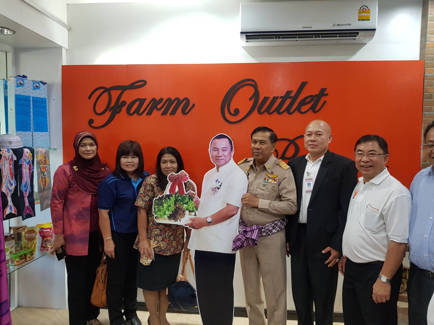 จังหวัดปัตตานี ร่วมกับพช.ปัตตานีและบ.ประชารัฐรักสามัคคีปัตตานี (วิสาหกิจเพื่อสังคม) จำกัด เปิดร้านฟาร์มเอาท์เลตอย่างเป็นทางการ