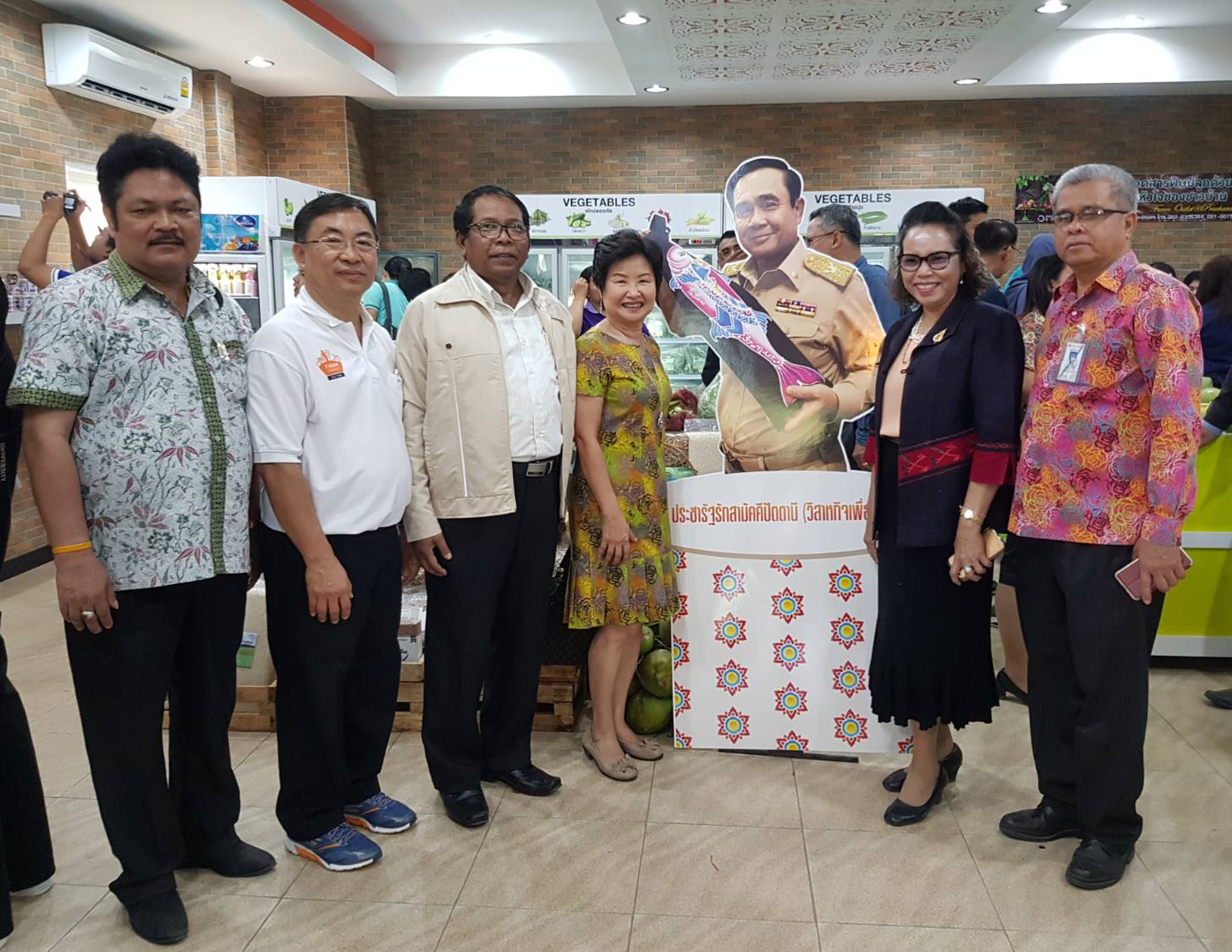 จังหวัดปัตตานี ร่วมกับพช.ปัตตานีและบ.ประชารัฐรักสามัคคีปัตตานี (วิสาหกิจเพื่อสังคม) จำกัด เปิดร้านฟาร์มเอาท์เลตอย่างเป็นทางการ