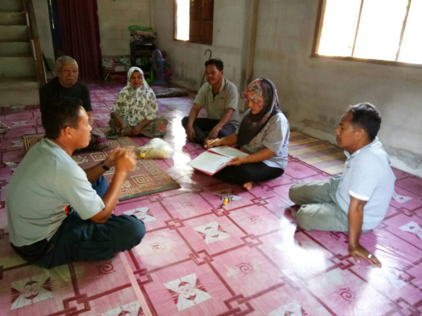 พช.ปัตตานี โดย สพอ.ยะรัง ลงพื้นที่ ณ ตำบลกอลำ เยี่ยมเยียนครัวเรือนตกเกณฑ์ จปฐ. ปี 2560