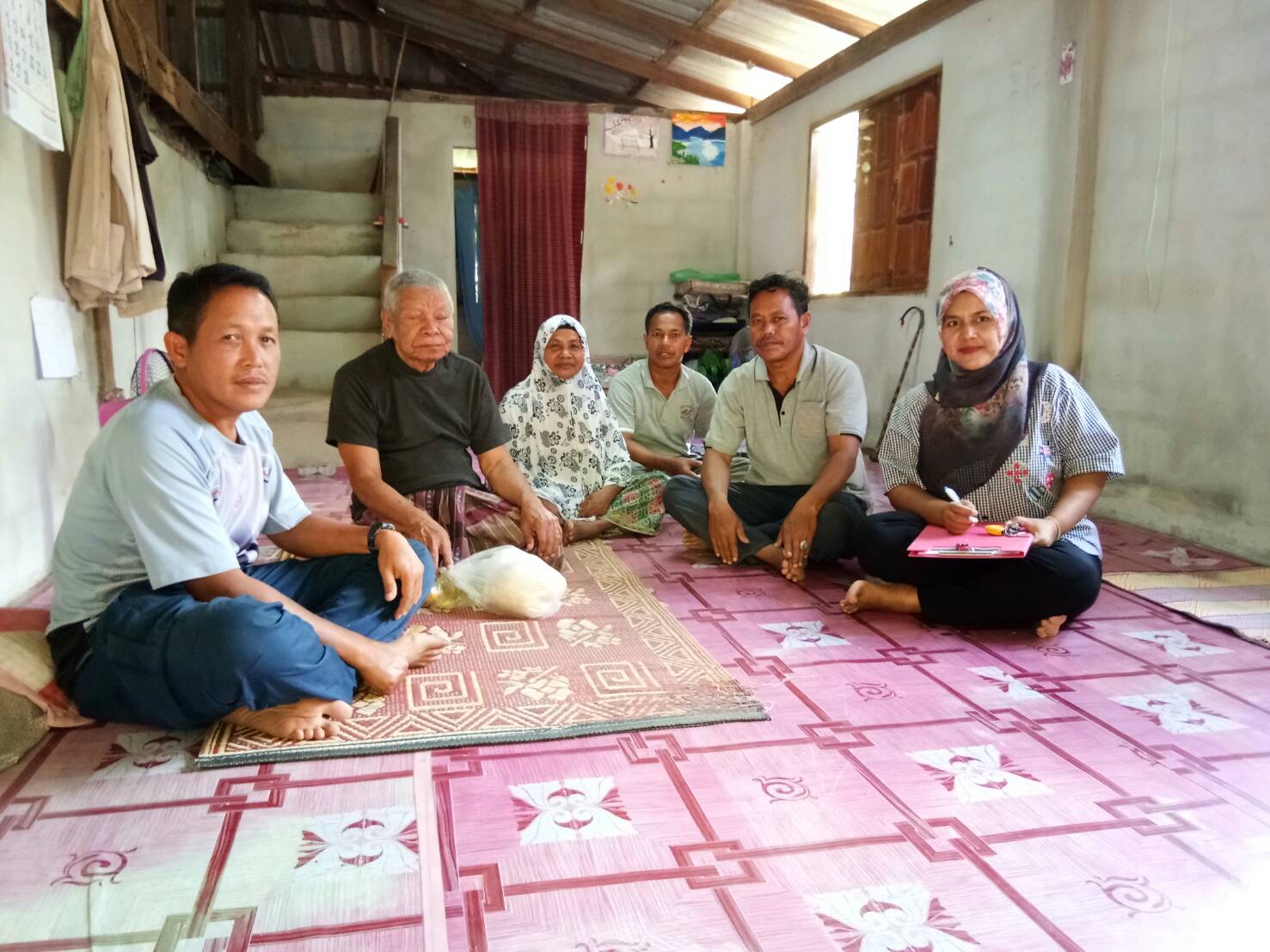 พช.ปัตตานี โดย สพอ.ยะรัง ลงพื้นที่ ณ ตำบลกอลำ เยี่ยมเยียนครัวเรือนตกเกณฑ์ จปฐ. ปี 2560