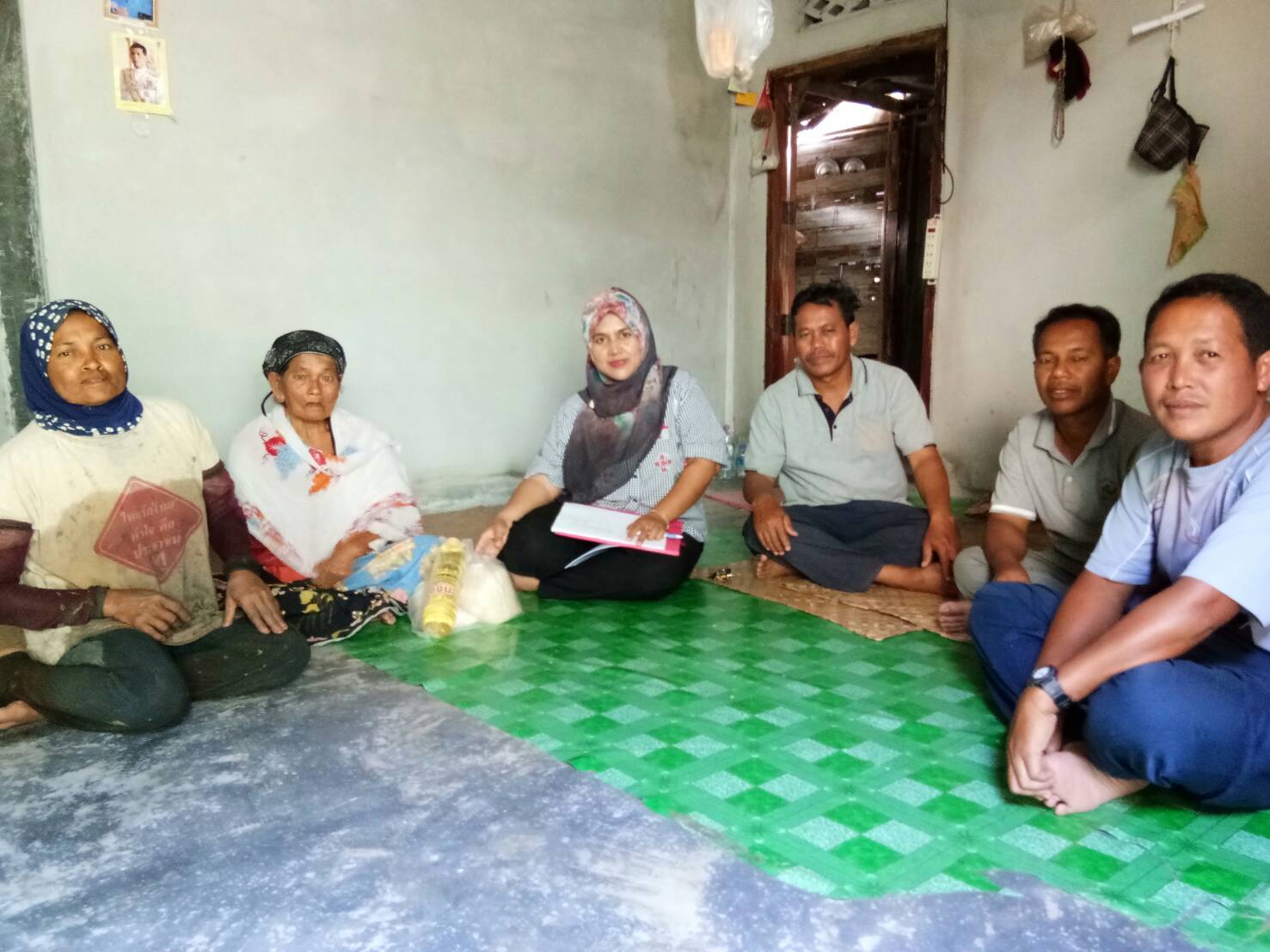 พช.ปัตตานี โดย สพอ.ยะรัง ลงพื้นที่ ณ ตำบลกอลำ เยี่ยมเยียนครัวเรือนตกเกณฑ์ จปฐ. ปี 2560