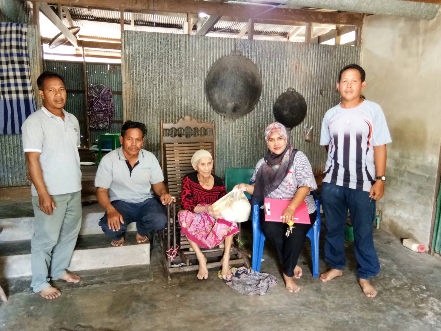 พช.ปัตตานี โดย สพอ.ยะรัง ลงพื้นที่ ณ ตำบลกอลำ เยี่ยมเยียนครัวเรือนตกเกณฑ์ จปฐ. ปี 2560