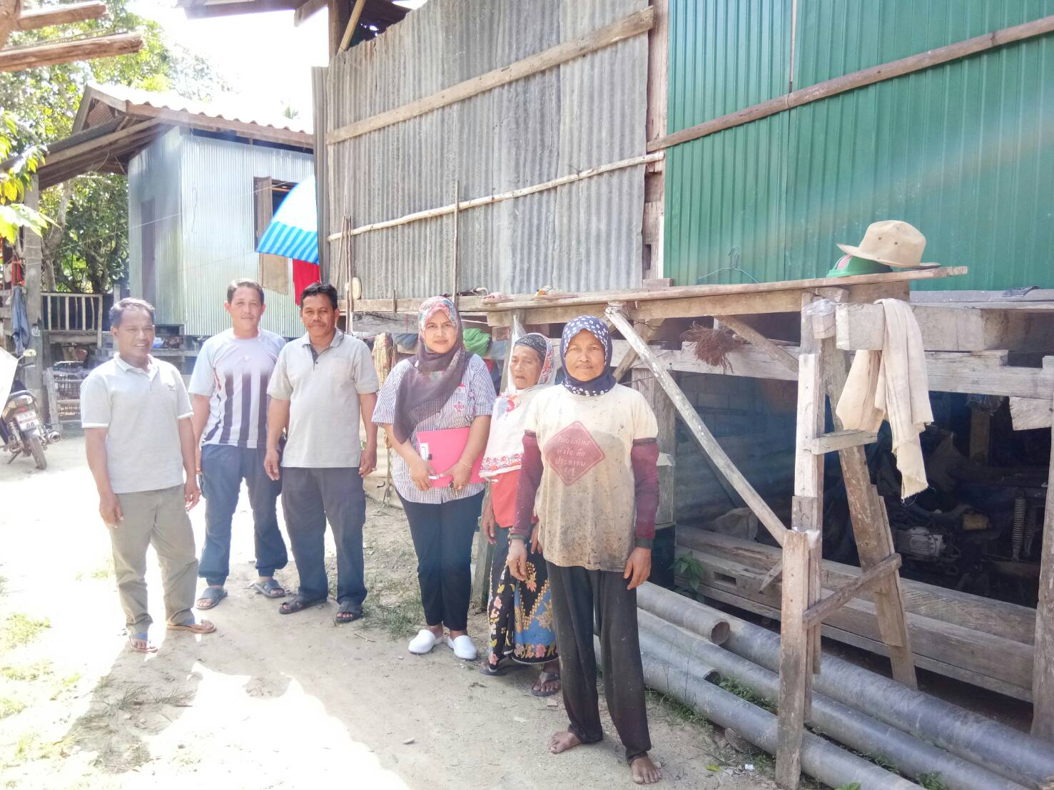 พช.ปัตตานี โดย สพอ.ยะรัง ลงพื้นที่ ณ ตำบลกอลำ เยี่ยมเยียนครัวเรือนตกเกณฑ์ จปฐ. ปี 2560