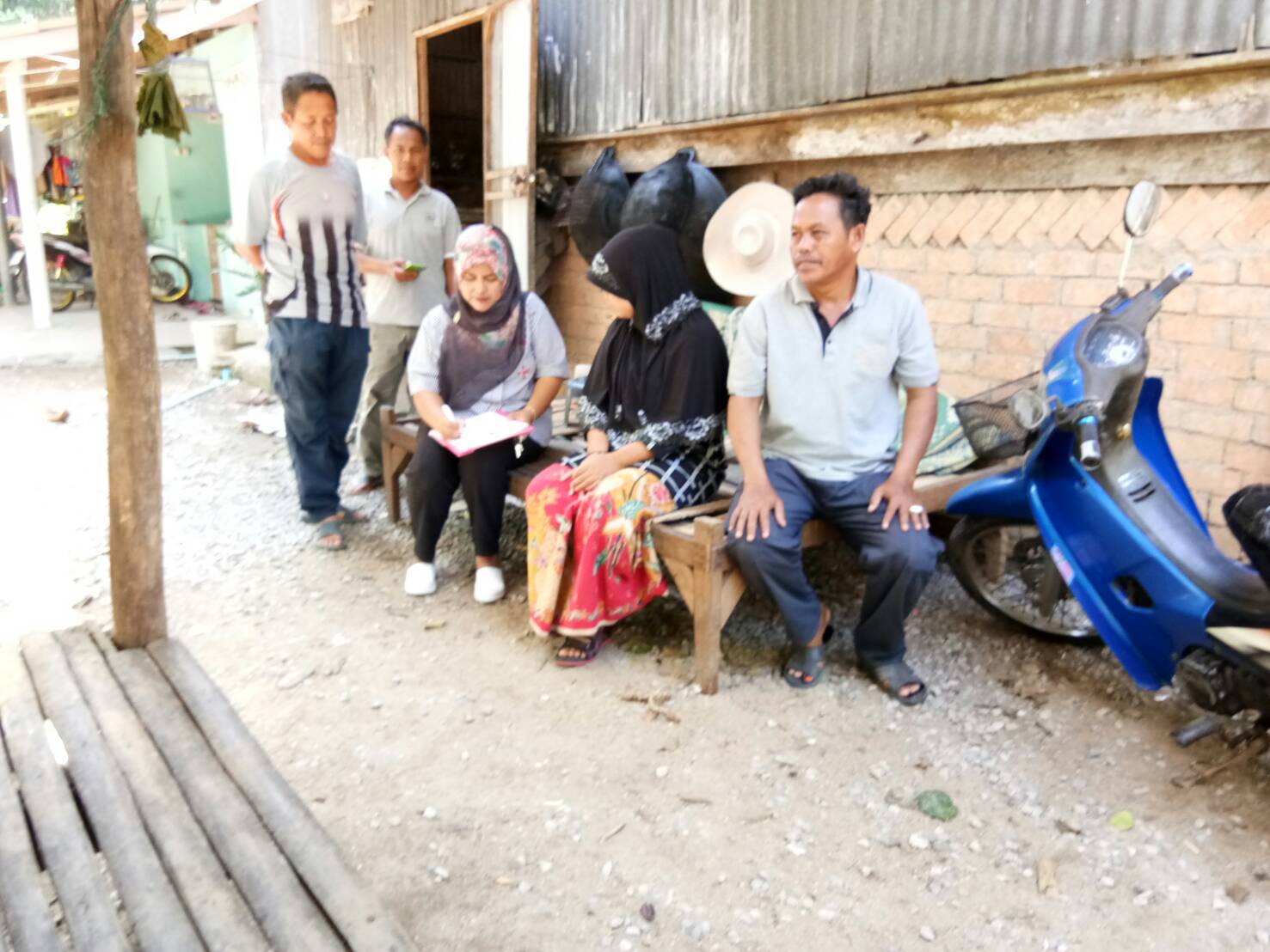 พช.ปัตตานี โดย สพอ.ยะรัง ลงพื้นที่ ณ ตำบลกอลำ เยี่ยมเยียนครัวเรือนตกเกณฑ์ จปฐ. ปี 2560