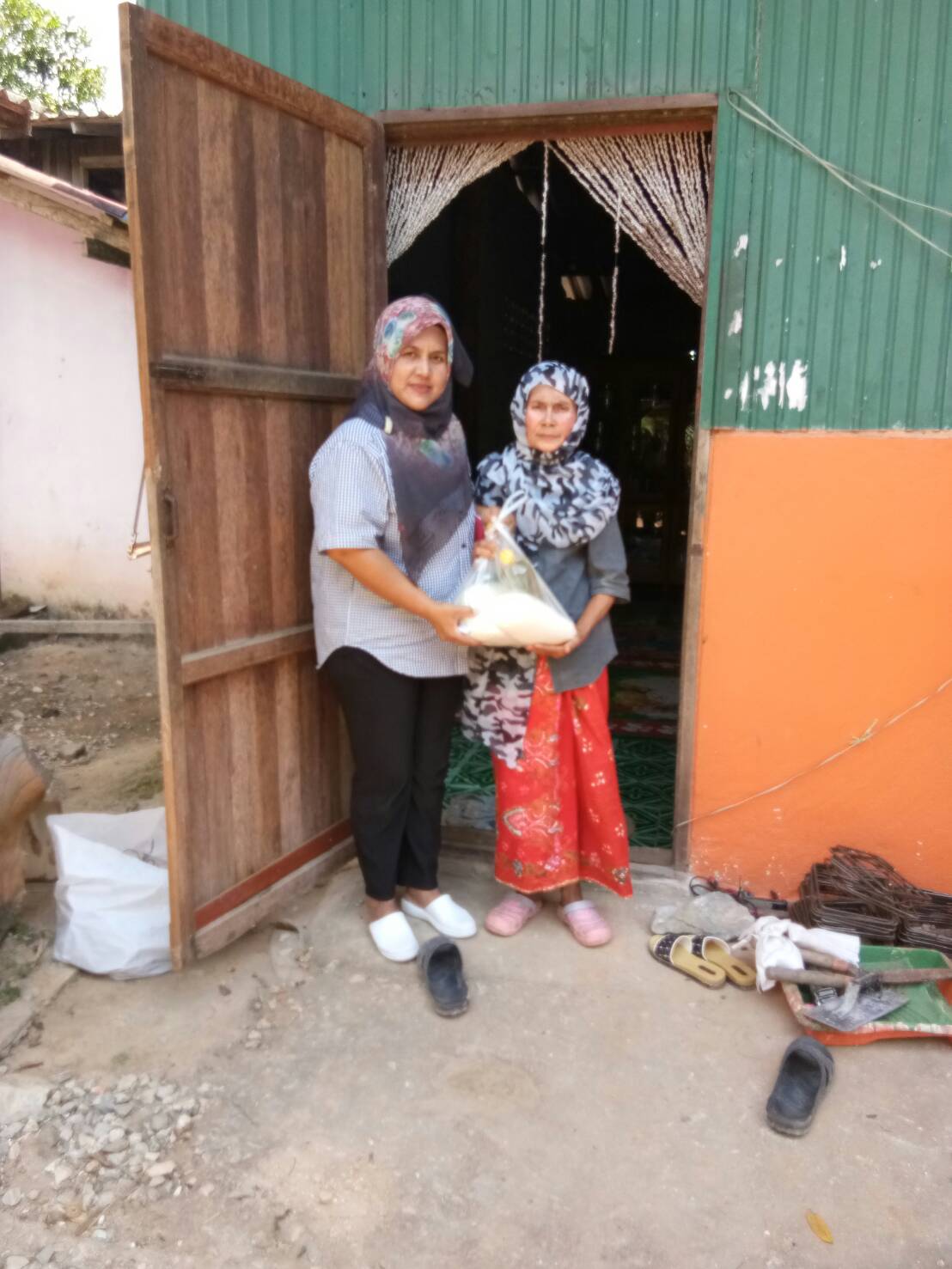 พช.ปัตตานี โดย สพอ.ยะรัง ลงพื้นที่ ณ ตำบลกอลำ เยี่ยมเยียนครัวเรือนตกเกณฑ์ จปฐ. ปี 2560