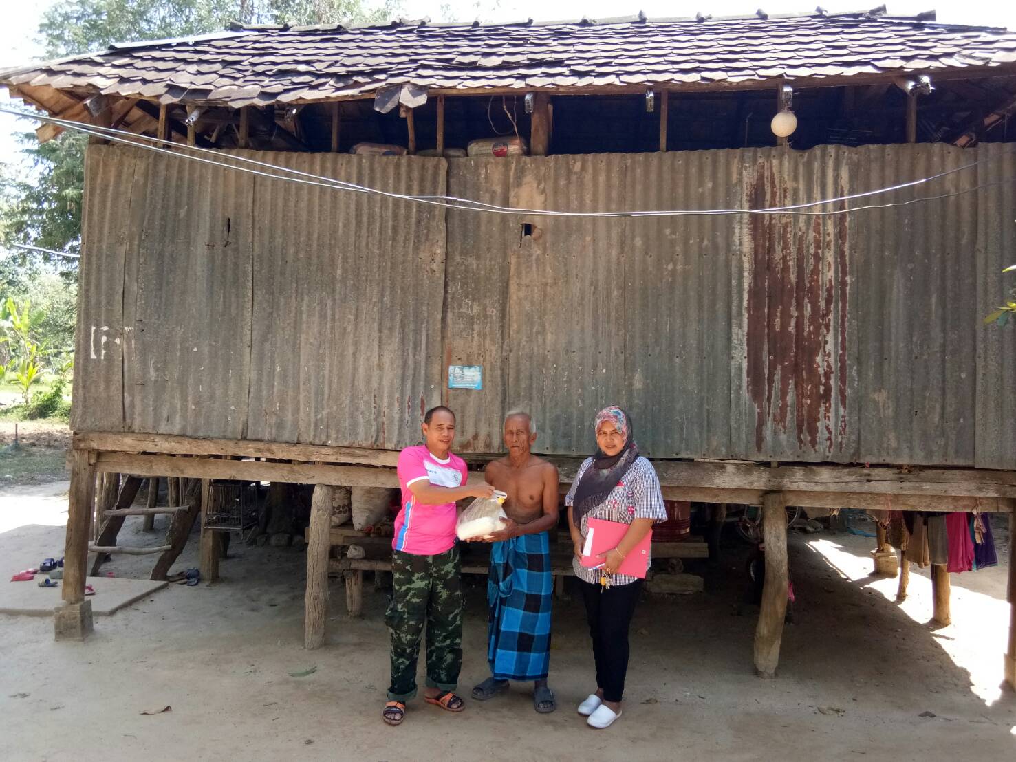 พช.ปัตตานี โดย สพอ.ยะรัง ลงพื้นที่ ณ ตำบลกอลำ เยี่ยมเยียนครัวเรือนตกเกณฑ์ จปฐ. ปี 2560