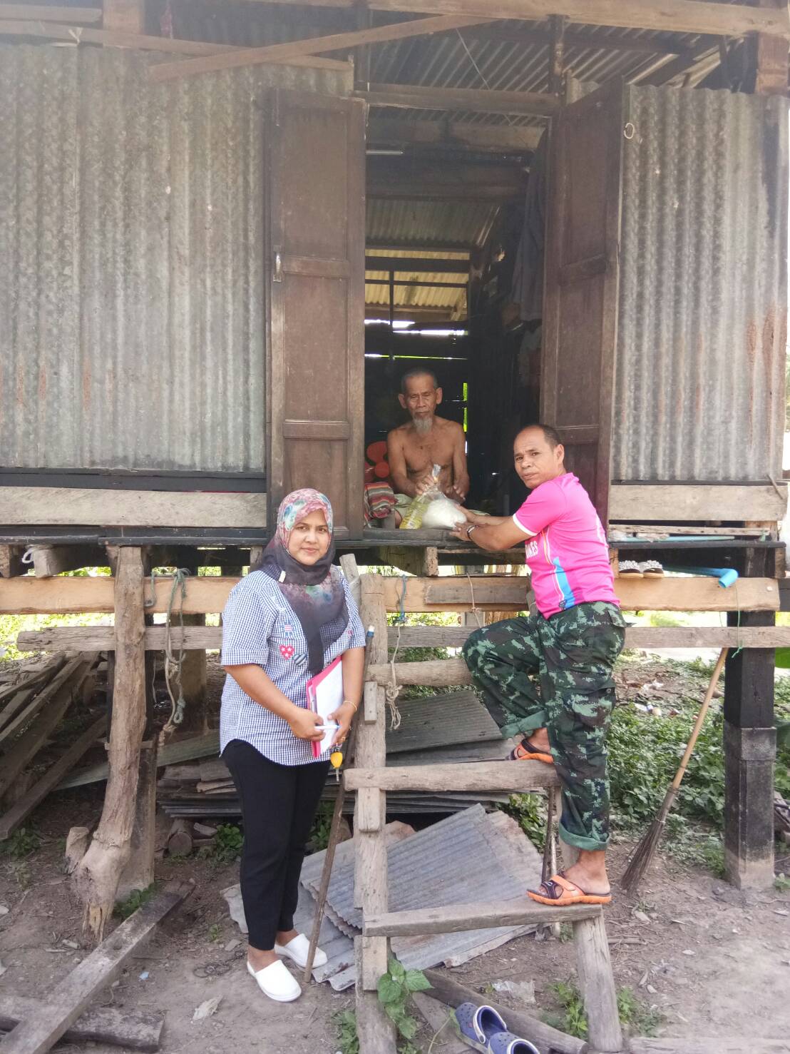 พช.ปัตตานี โดย สพอ.ยะรัง ลงพื้นที่ ณ ตำบลกอลำ เยี่ยมเยียนครัวเรือนตกเกณฑ์ จปฐ. ปี 2560