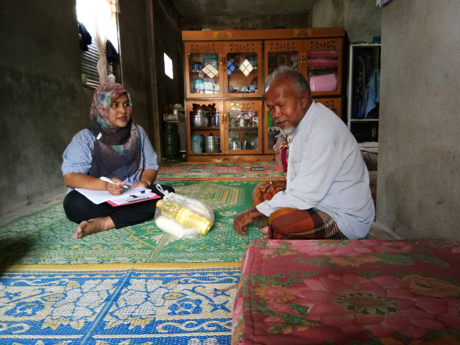 พช.ปัตตานี โดย สพอ.ยะรัง ลงพื้นที่ ณ ตำบลกอลำ เยี่ยมเยียนครัวเรือนตกเกณฑ์ จปฐ. ปี 2560