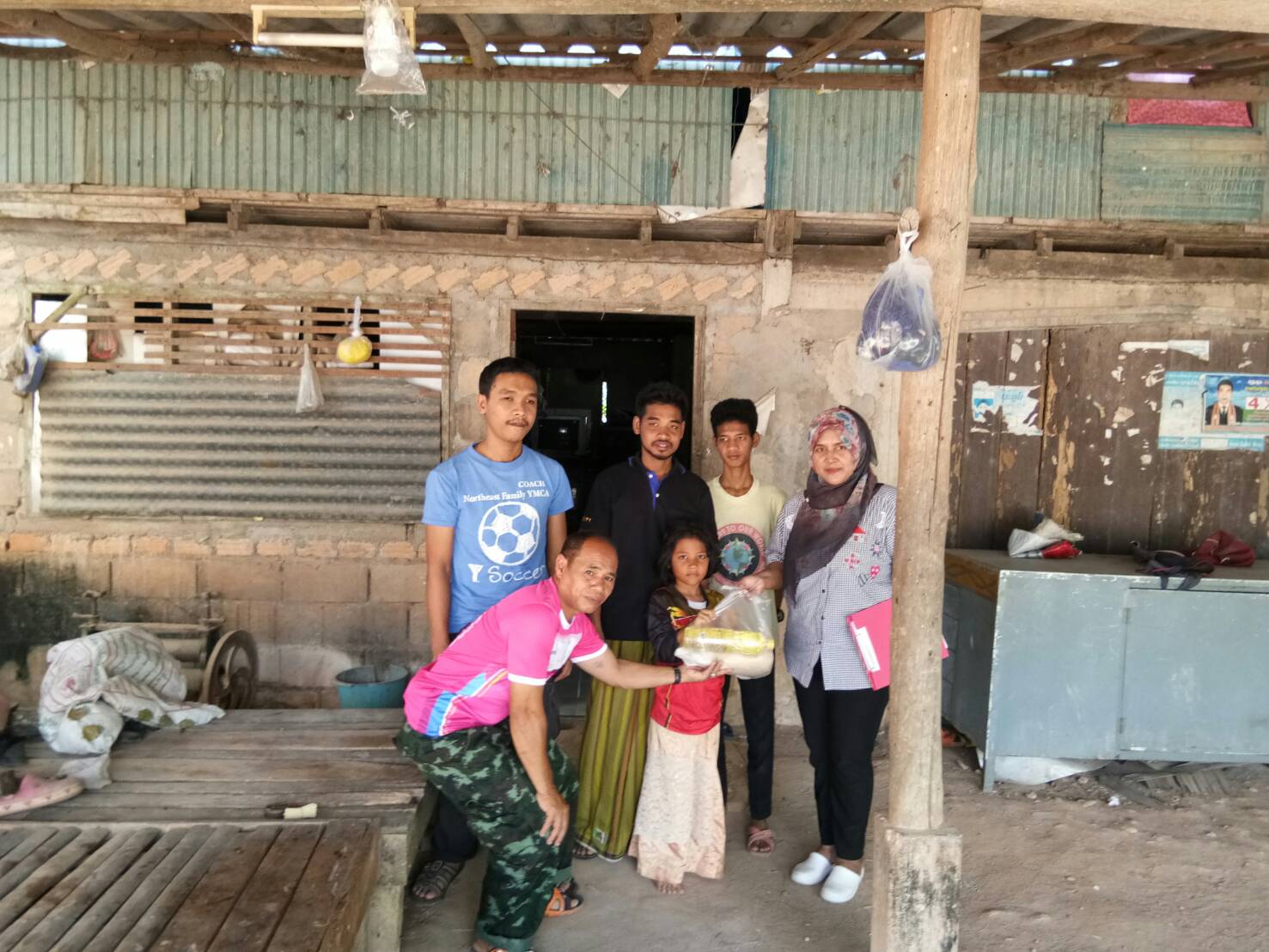 พช.ปัตตานี โดย สพอ.ยะรัง ลงพื้นที่ ณ ตำบลกอลำ เยี่ยมเยียนครัวเรือนตกเกณฑ์ จปฐ. ปี 2560