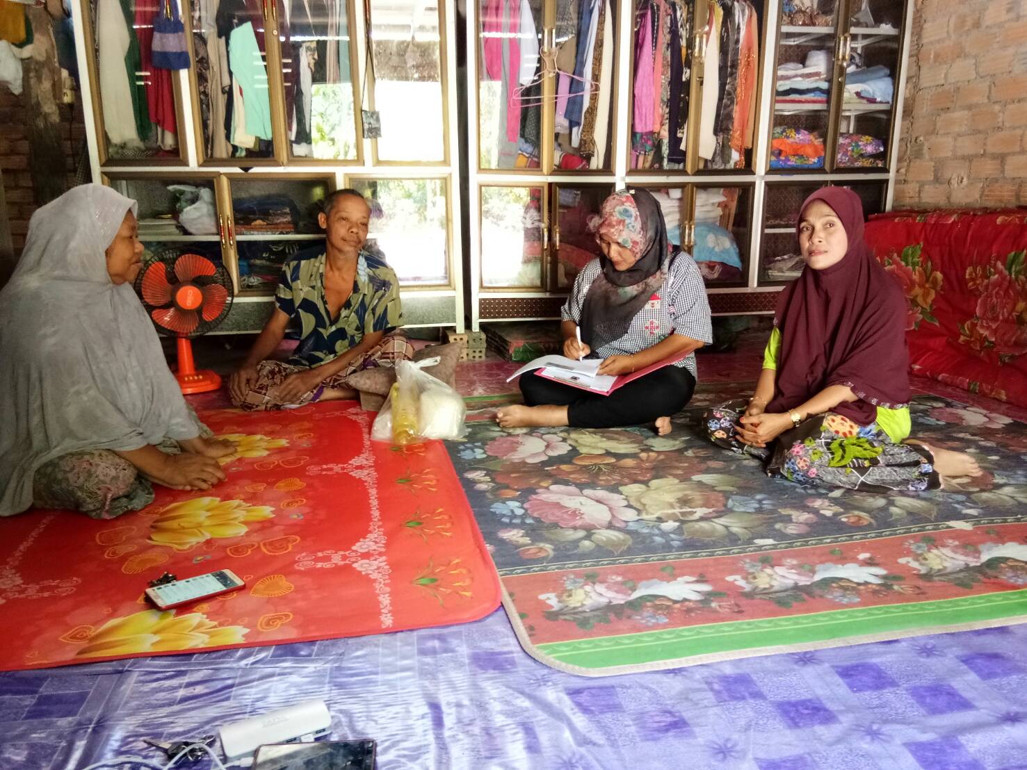 พช.ปัตตานี โดย สพอ.ยะรัง ลงพื้นที่ ณ ตำบลกอลำ เยี่ยมเยียนครัวเรือนตกเกณฑ์ จปฐ. ปี 2560