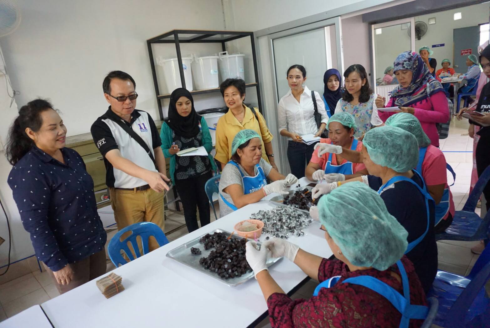 พช. ปัตตานี ร่วมกับ บ.ประชารัฐรักสามัคคีปัตตานี (วิสาหกิจเพื่อสังคม) จำกัด และคณะฯ ลงพื้นที่เพื่อศึกษาข้อมูล วิเคราะห์ศักยภาพชุมชน และให้แนวทางในการพัฒนาผลิตภัณฑ์