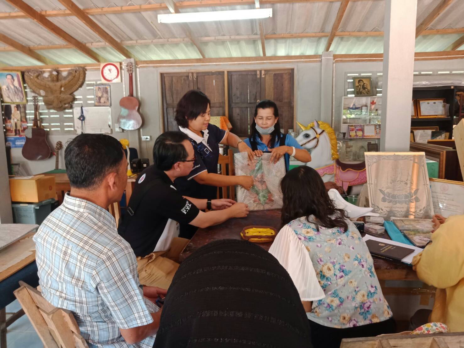 พช. ปัตตานี ร่วมกับ บ.ประชารัฐรักสามัคคีปัตตานี (วิสาหกิจเพื่อสังคม) จำกัด และคณะฯ ลงพื้นที่เพื่อศึกษาข้อมูล วิเคราะห์ศักยภาพชุมชน และให้แนวทางในการพัฒนาผลิตภัณฑ์