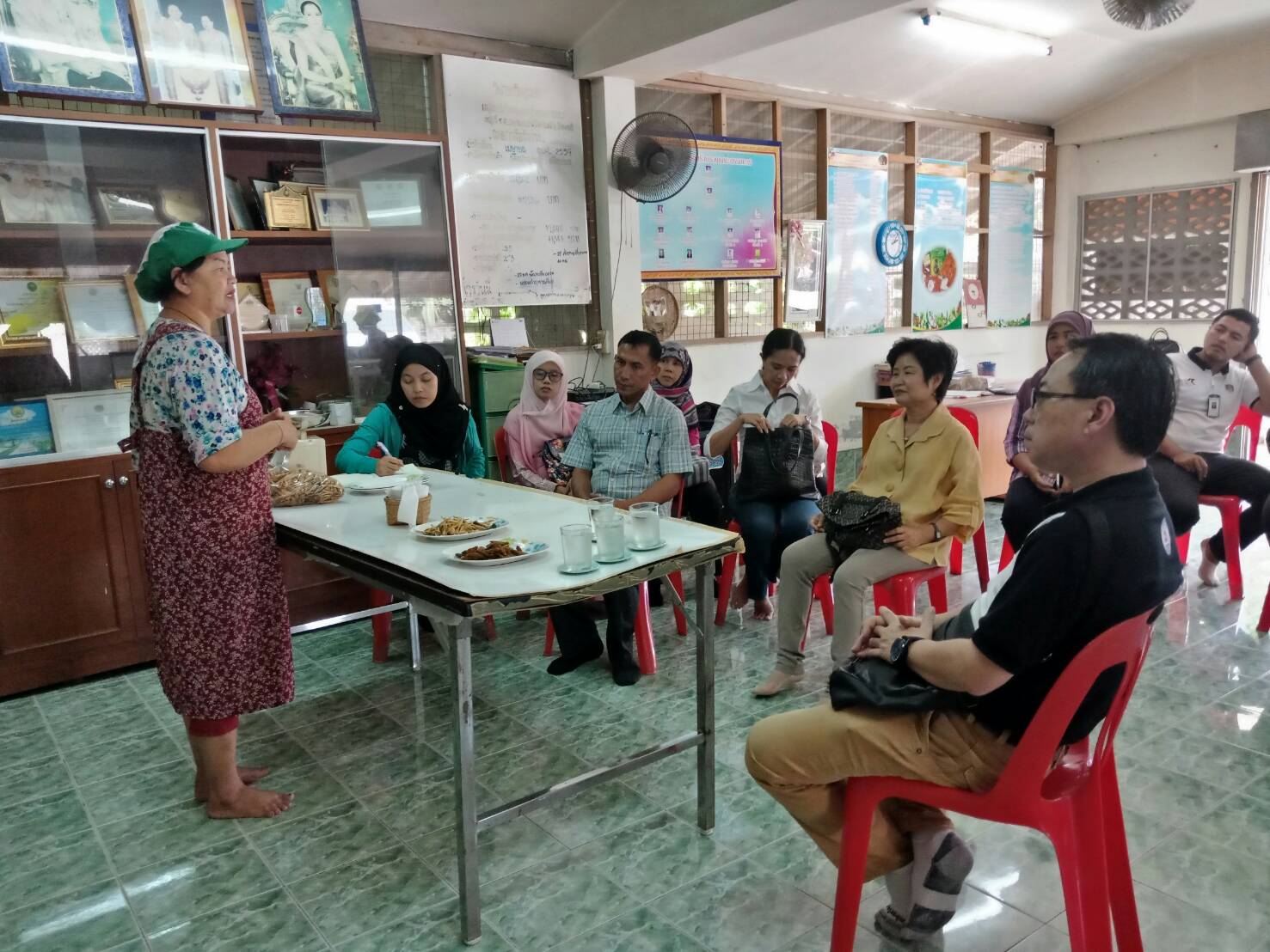 พช. ปัตตานี ร่วมกับ บ.ประชารัฐรักสามัคคีปัตตานี (วิสาหกิจเพื่อสังคม) จำกัด และคณะฯ ลงพื้นที่เพื่อศึกษาข้อมูล วิเคราะห์ศักยภาพชุมชน และให้แนวทางในการพัฒนาผลิตภัณฑ์