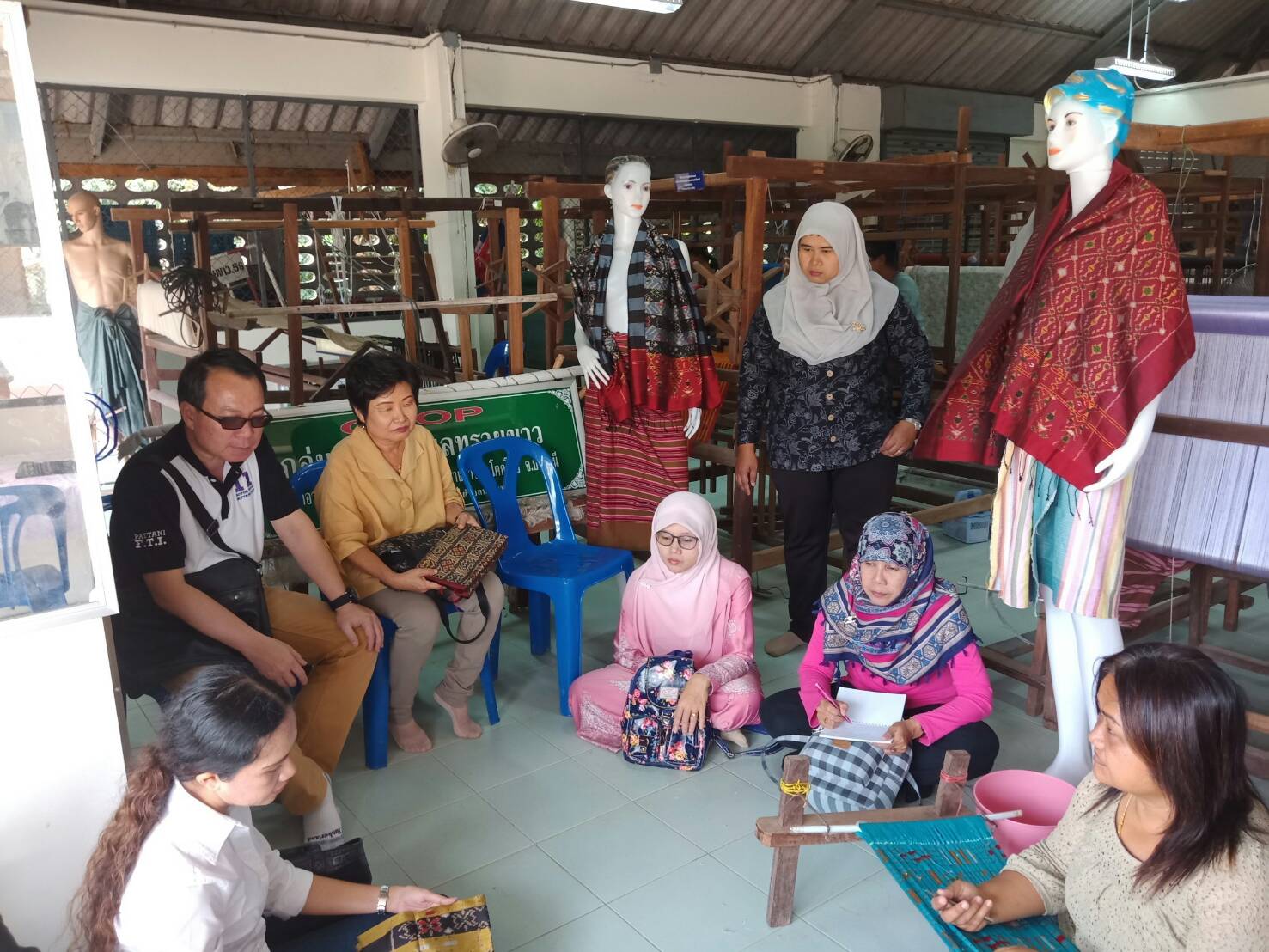 พช. ปัตตานี ร่วมกับ บ.ประชารัฐรักสามัคคีปัตตานี (วิสาหกิจเพื่อสังคม) จำกัด และคณะฯ ลงพื้นที่เพื่อศึกษาข้อมูล วิเคราะห์ศักยภาพชุมชน และให้แนวทางในการพัฒนาผลิตภัณฑ์