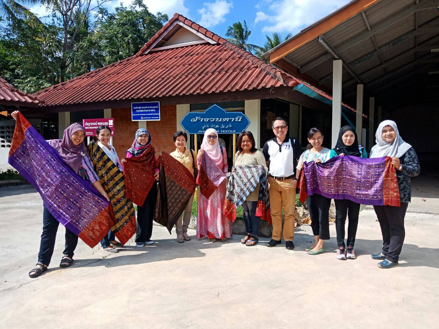 พช. ปัตตานี ร่วมกับ บ.ประชารัฐรักสามัคคีปัตตานี (วิสาหกิจเพื่อสังคม) จำกัด และคณะฯ ลงพื้นที่เพื่อศึกษาข้อมูล วิเคราะห์ศักยภาพชุมชน และให้แนวทางในการพัฒนาผลิตภัณฑ์