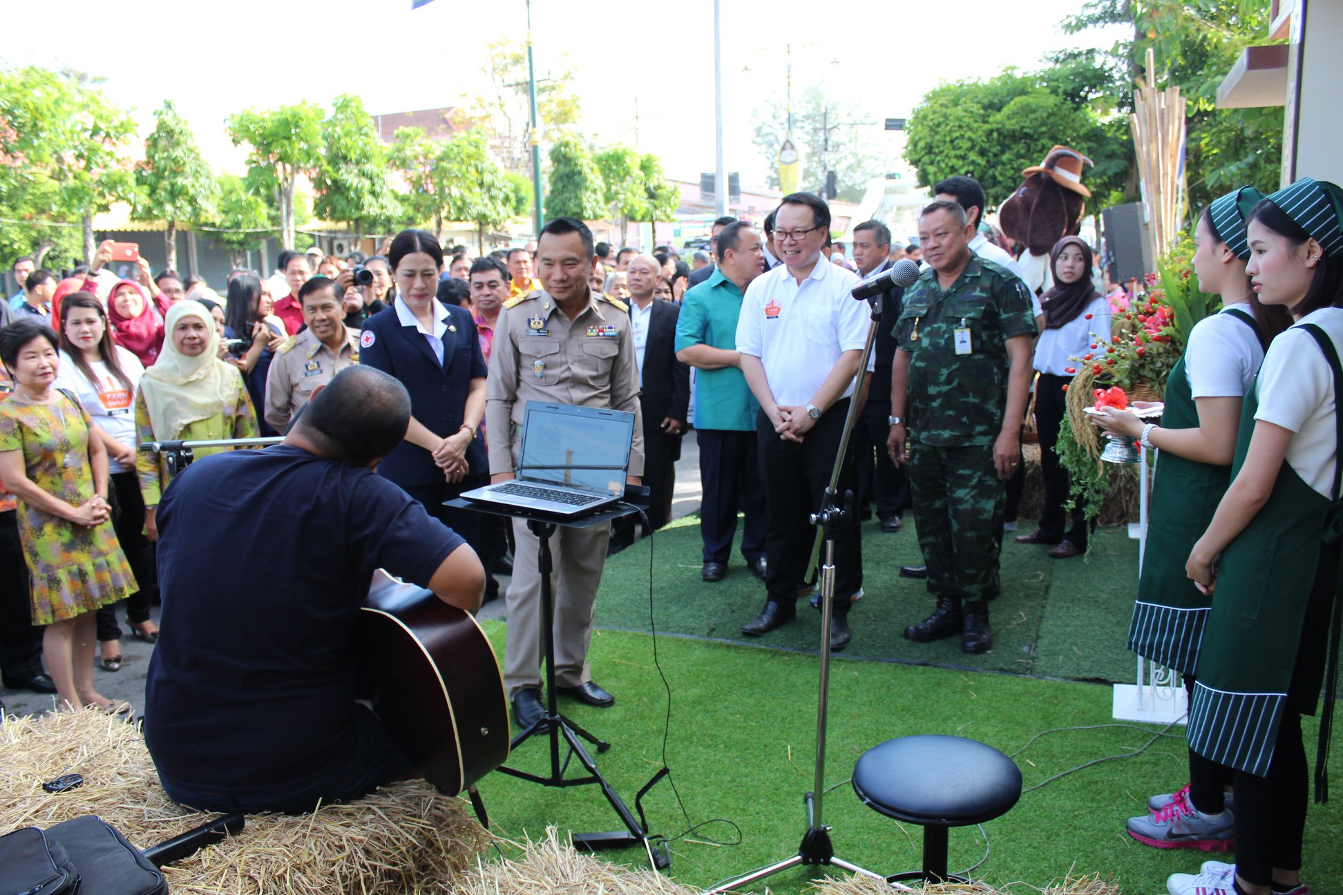 จังหวัดปัตตานี ร่วมกับพช.ปัตตานีและบ.ประชารัฐรักสามัคคีปัตตานี (วิสาหกิจเพื่อสังคม) จำกัด เปิดร้านฟาร์มเอาท์เลตอย่างเป็นทางการ