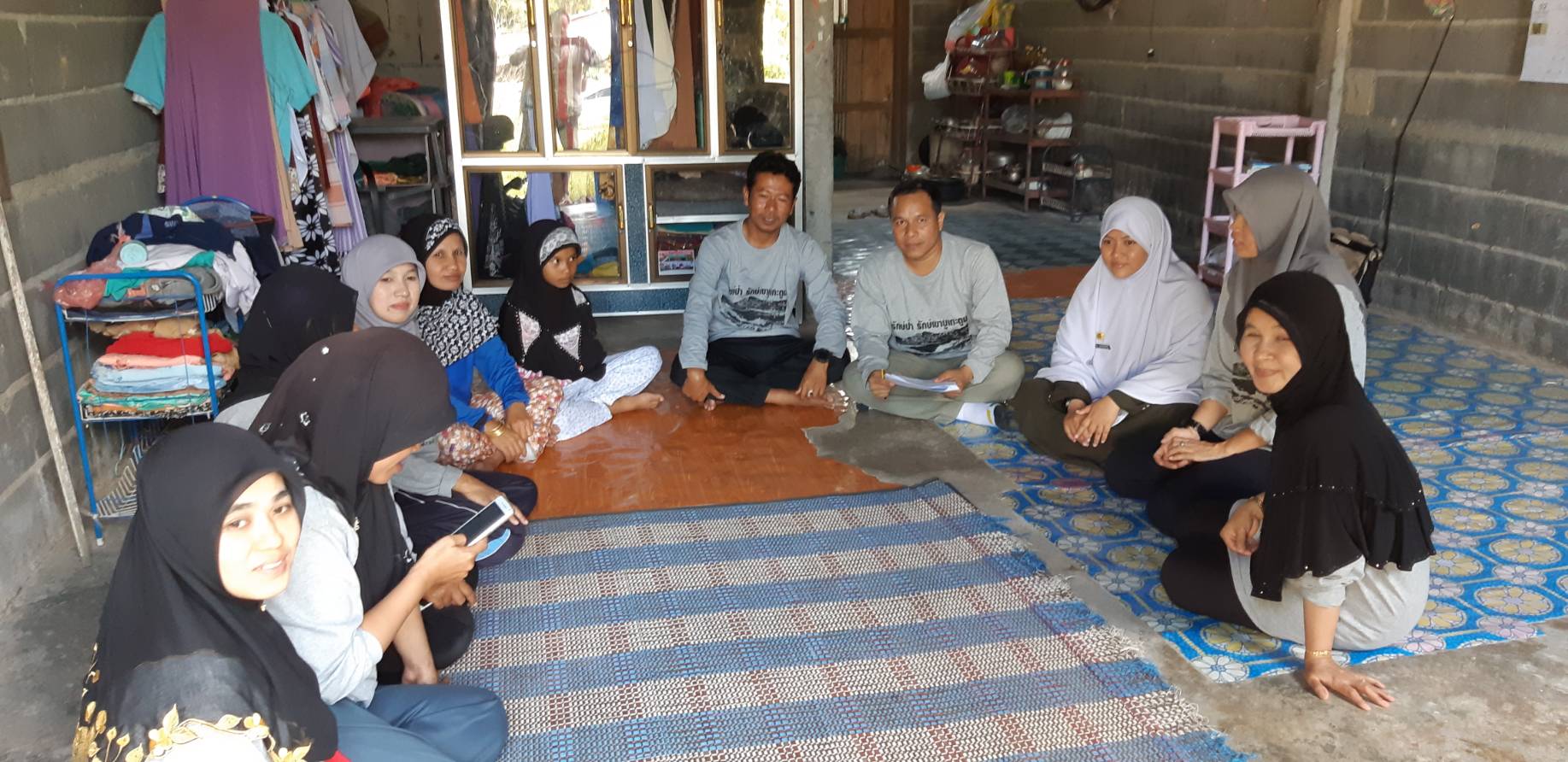 พัฒนากร ต.เขาตูม อ.ยะรัง ปัตตานี ลงพื้นที่เยี่ยมเยียนครัวเรือนตกเกณฑ์ จปฐ. ปี 2560