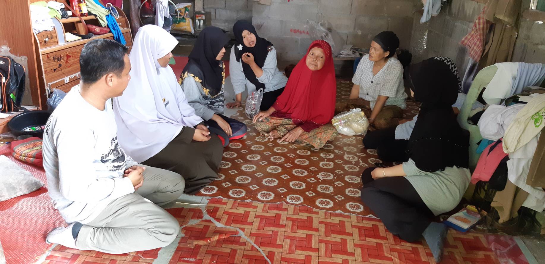 พัฒนากร ต.เขาตูม อ.ยะรัง ปัตตานี ลงพื้นที่เยี่ยมเยียนครัวเรือนตกเกณฑ์ จปฐ. ปี 2560