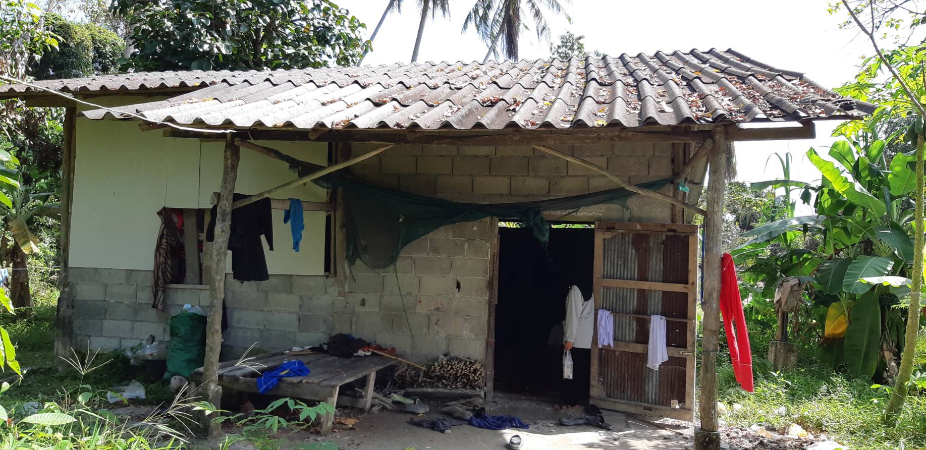 พัฒนากร ต.เขาตูม อ.ยะรัง ปัตตานี ลงพื้นที่เยี่ยมเยียนครัวเรือนตกเกณฑ์ จปฐ. ปี 2560