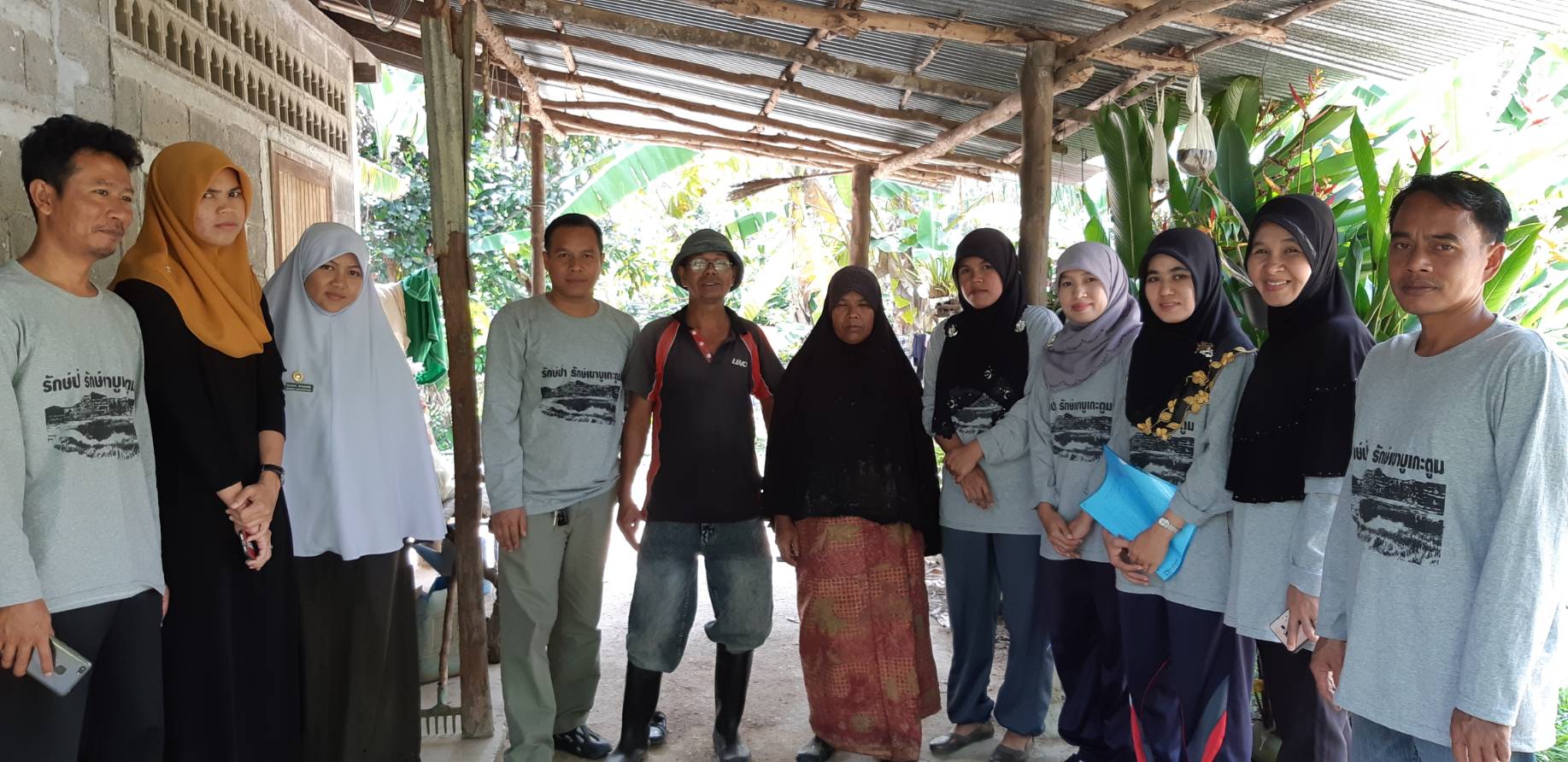 พัฒนากร ต.เขาตูม อ.ยะรัง ปัตตานี ลงพื้นที่เยี่ยมเยียนครัวเรือนตกเกณฑ์ จปฐ. ปี 2560