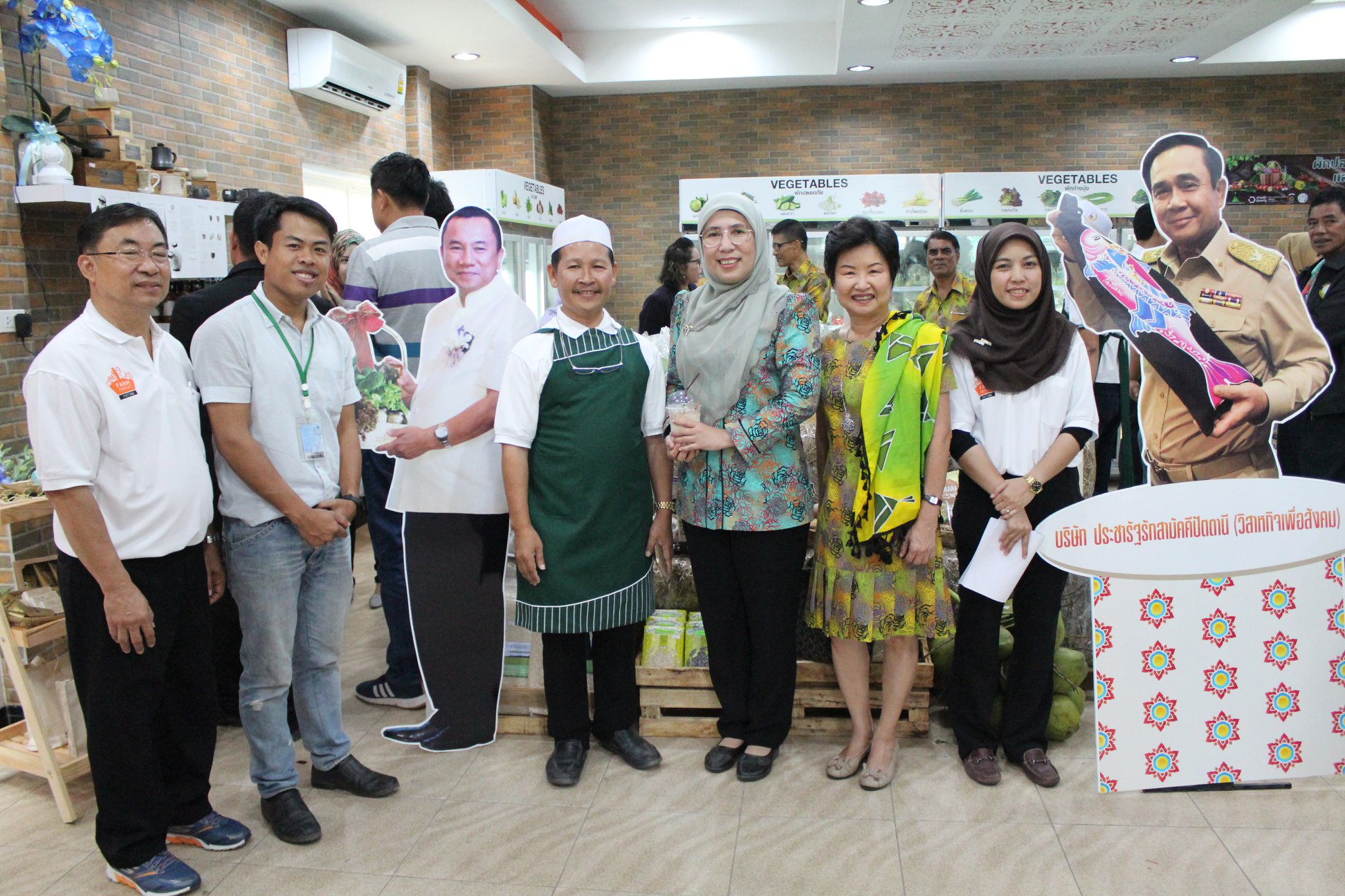 จังหวัดปัตตานี ร่วมกับพช.ปัตตานีและบ.ประชารัฐรักสามัคคีปัตตานี (วิสาหกิจเพื่อสังคม) จำกัด เปิดร้านฟาร์มเอาท์เลตอย่างเป็นทางการ