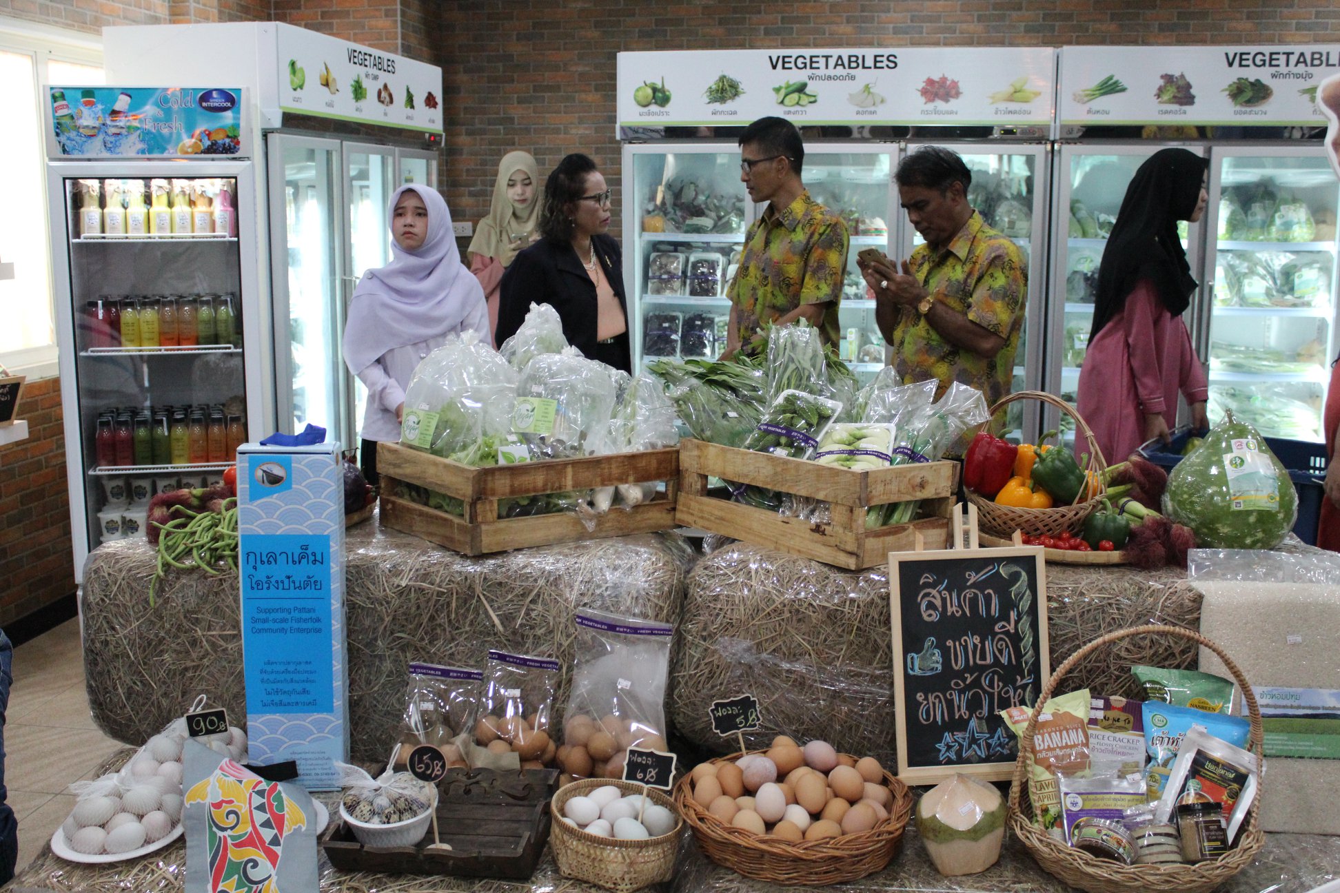 จังหวัดปัตตานี ร่วมกับพช.ปัตตานีและบ.ประชารัฐรักสามัคคีปัตตานี (วิสาหกิจเพื่อสังคม) จำกัด เปิดร้านฟาร์มเอาท์เลตอย่างเป็นทางการ