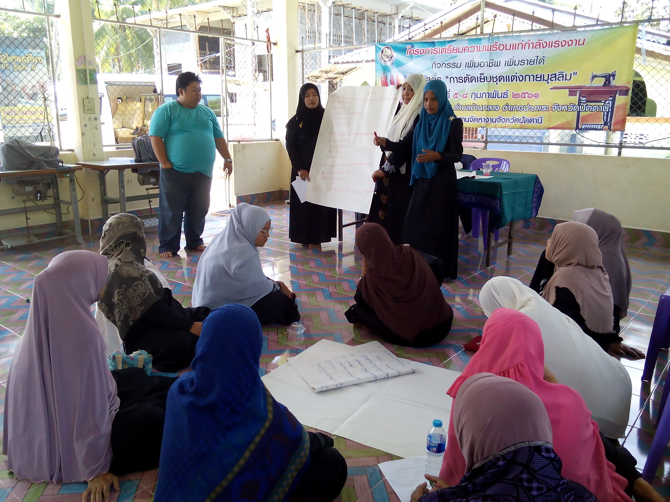 พช.ปัตตานี โดย นายไพรัช ณ ถลาง นักวิชาการพัฒนาชุมชนชำนาญการ ร่วมเป็นวิทยากรบรรยายภายใต้โครงการเตรียมความพร้อมแก่กำลังแรงงาน กิจกรรมเพิ่มอาชีพ เพิ่มรายได้ หลักสูตร “การตัดเย็บชุดแต่งกายมุสลิม”