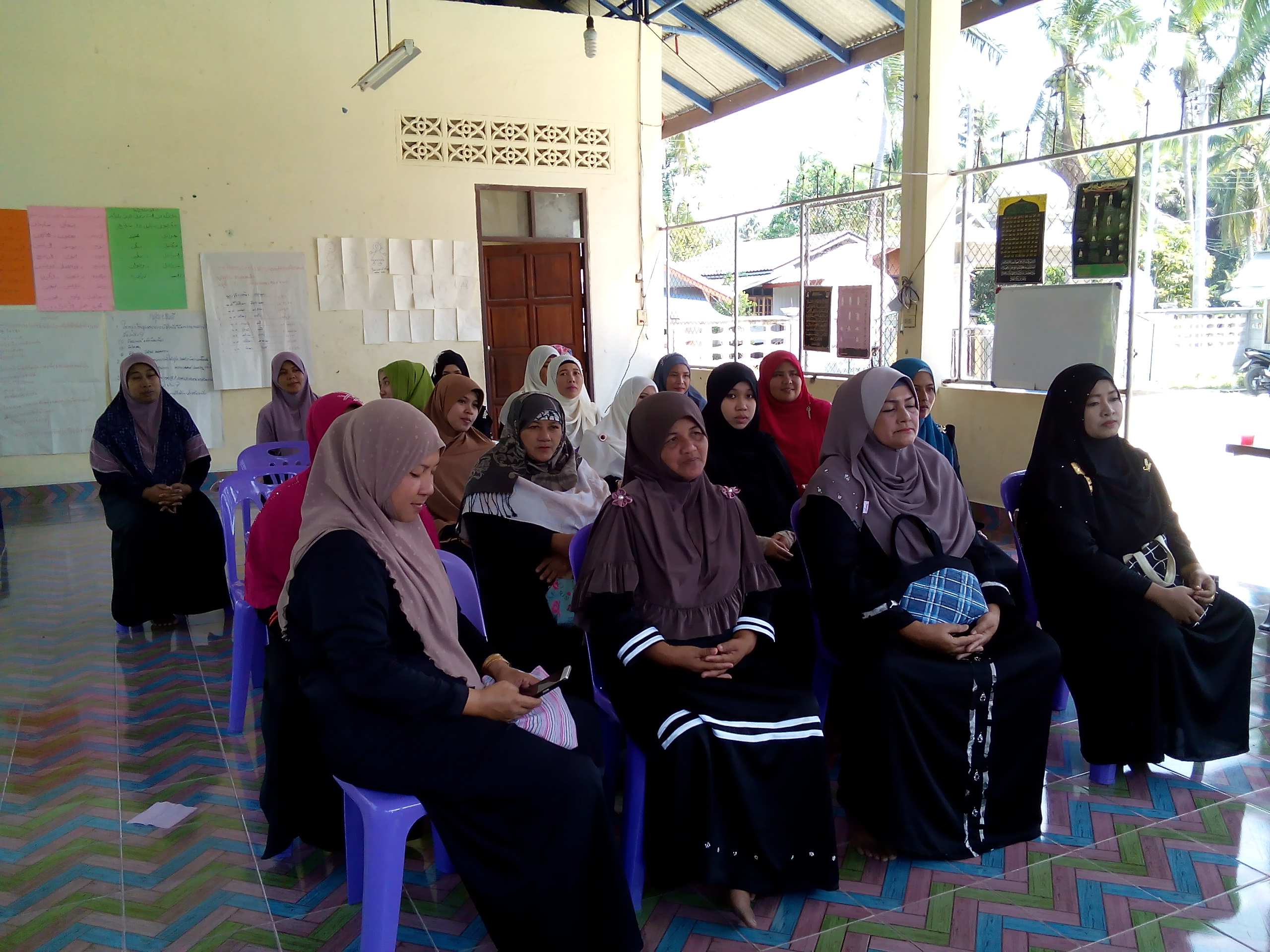 พช.ปัตตานี โดย นายไพรัช ณ ถลาง นักวิชาการพัฒนาชุมชนชำนาญการ ร่วมเป็นวิทยากรบรรยายภายใต้โครงการเตรียมความพร้อมแก่กำลังแรงงาน กิจกรรมเพิ่มอาชีพ เพิ่มรายได้ หลักสูตร “การตัดเย็บชุดแต่งกายมุสลิม”