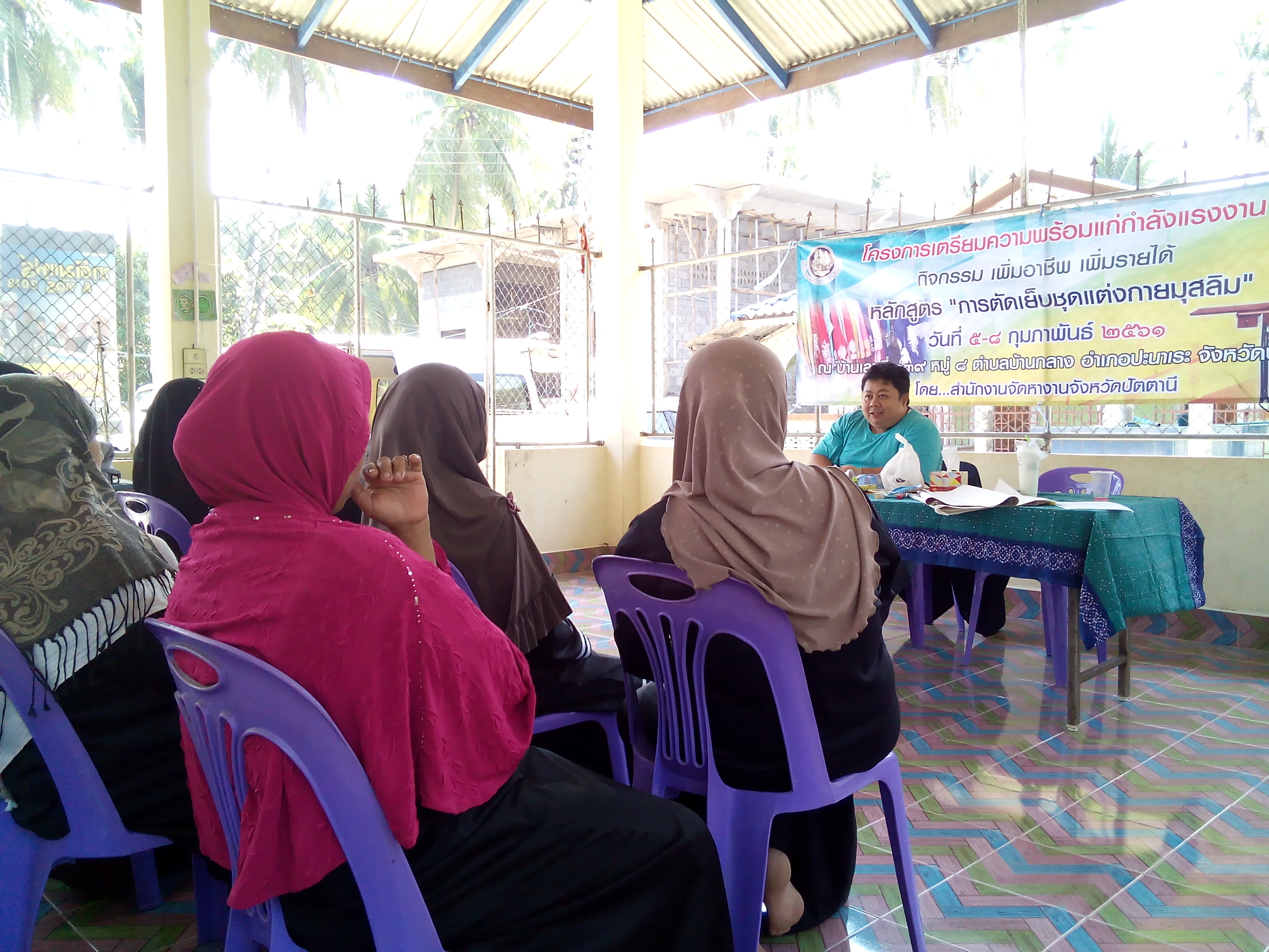 พช.ปัตตานี โดย นายไพรัช ณ ถลาง นักวิชาการพัฒนาชุมชนชำนาญการ ร่วมเป็นวิทยากรบรรยายภายใต้โครงการเตรียมความพร้อมแก่กำลังแรงงาน กิจกรรมเพิ่มอาชีพ เพิ่มรายได้ หลักสูตร “การตัดเย็บชุดแต่งกายมุสลิม”