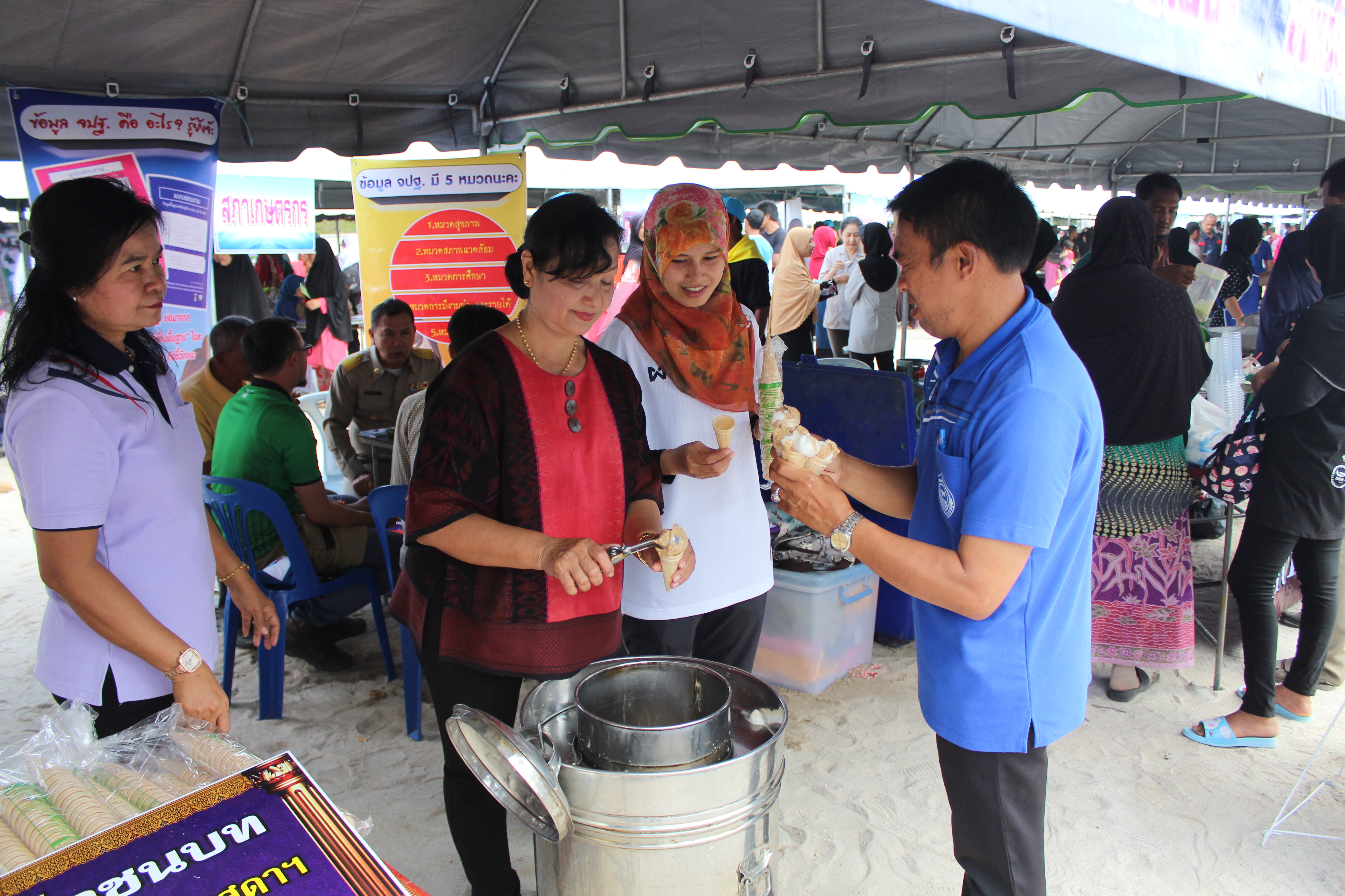 พช.ปัตตานี ร่วมกิจกรรมโครงการจังหวัดเคลื่อนที่ ณ อำเภอสายบุรี จังหวัดปัตตานี