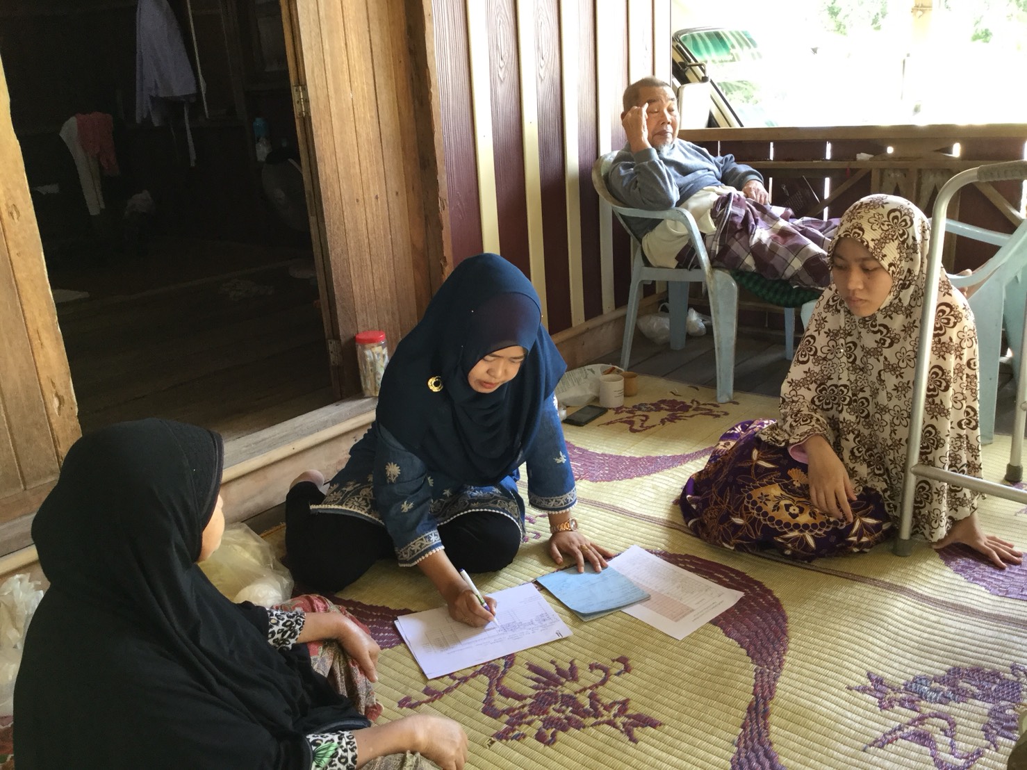 พช.ปัตตานี โดย สพอ.ยะรัง ลงพื้นที่ ณ ตำบลยะรัง เยี่ยมเยียนครัวเรือนตกเกณฑ์ จปฐ. ปี 2560