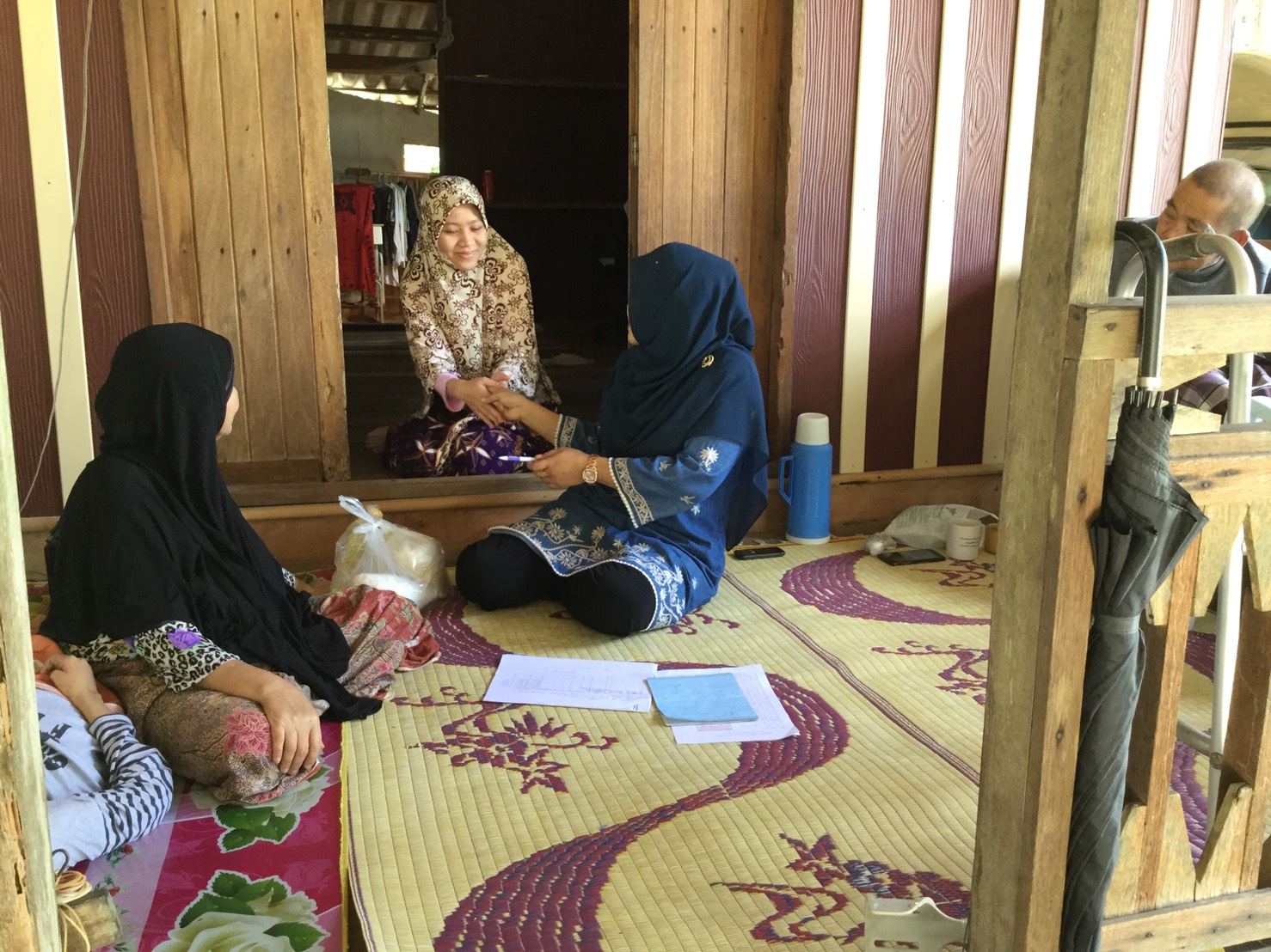 พช.ปัตตานี โดย สพอ.ยะรัง ลงพื้นที่ ณ ตำบลยะรัง เยี่ยมเยียนครัวเรือนตกเกณฑ์ จปฐ. ปี 2560