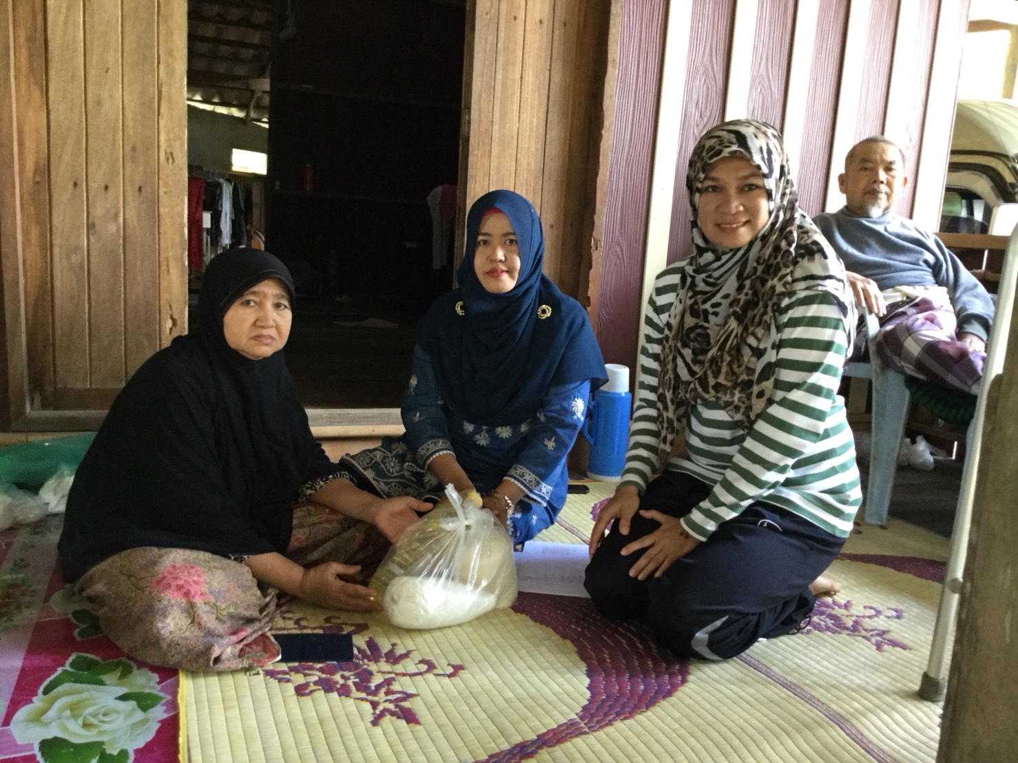 พช.ปัตตานี โดย สพอ.ยะรัง ลงพื้นที่ ณ ตำบลยะรัง เยี่ยมเยียนครัวเรือนตกเกณฑ์ จปฐ. ปี 2560