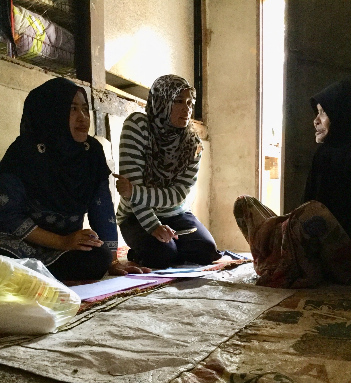 พช.ปัตตานี โดย สพอ.ยะรัง ลงพื้นที่ ณ ตำบลยะรัง เยี่ยมเยียนครัวเรือนตกเกณฑ์ จปฐ. ปี 2560