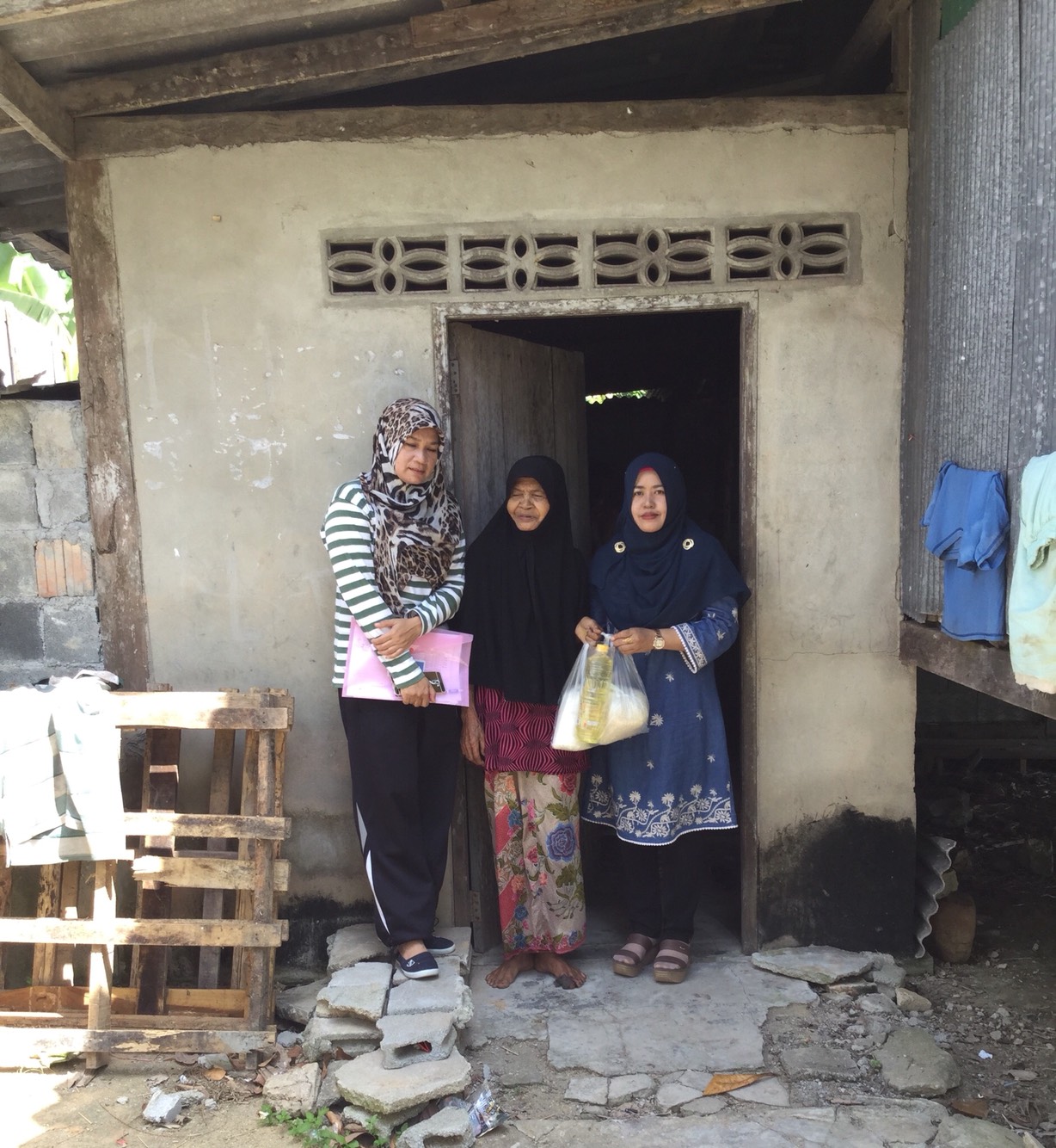 พช.ปัตตานี โดย สพอ.ยะรัง ลงพื้นที่ ณ ตำบลยะรัง เยี่ยมเยียนครัวเรือนตกเกณฑ์ จปฐ. ปี 2560