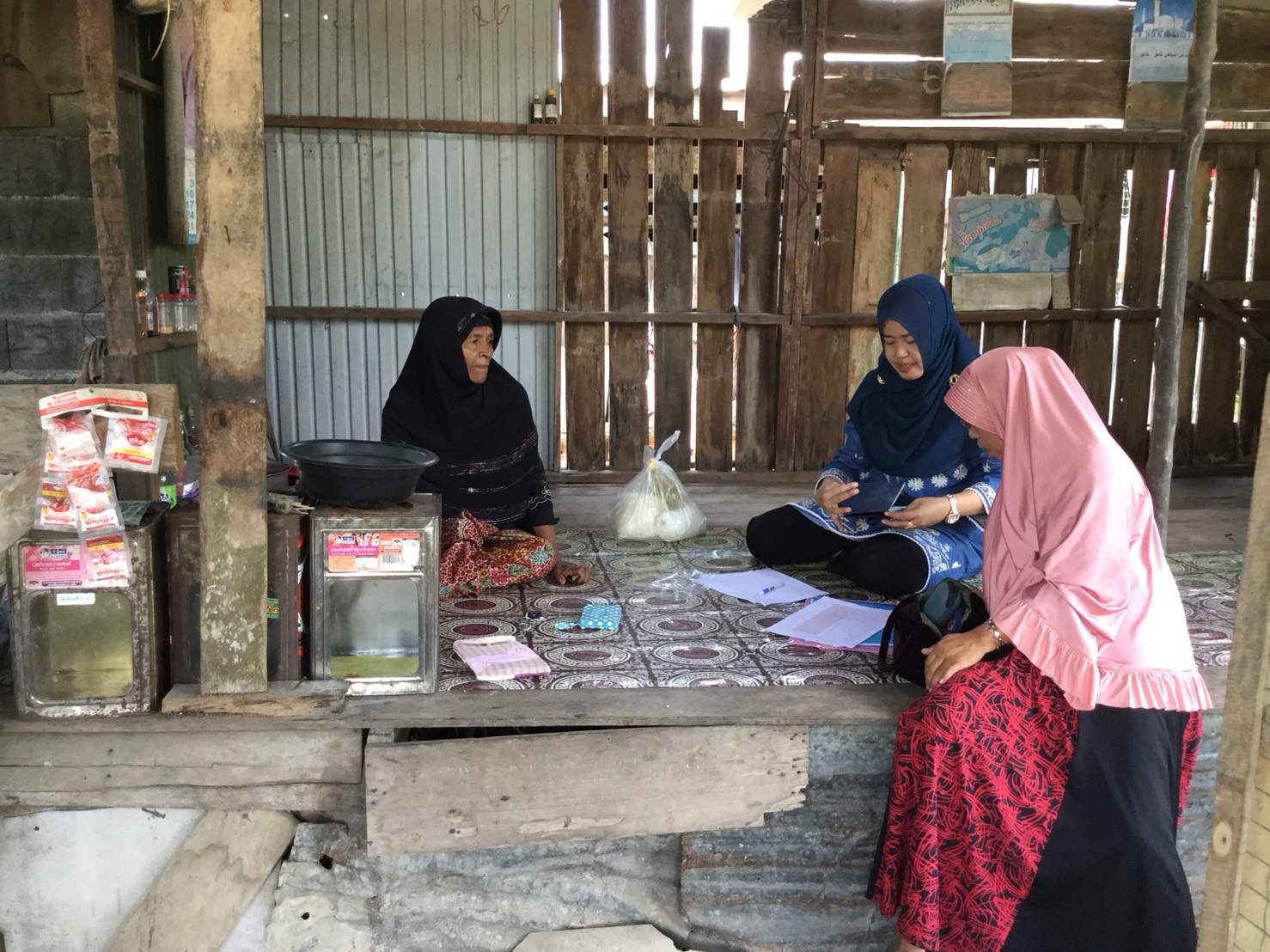 พช.ปัตตานี โดย สพอ.ยะรัง ลงพื้นที่ ณ ตำบลยะรัง เยี่ยมเยียนครัวเรือนตกเกณฑ์ จปฐ. ปี 2560