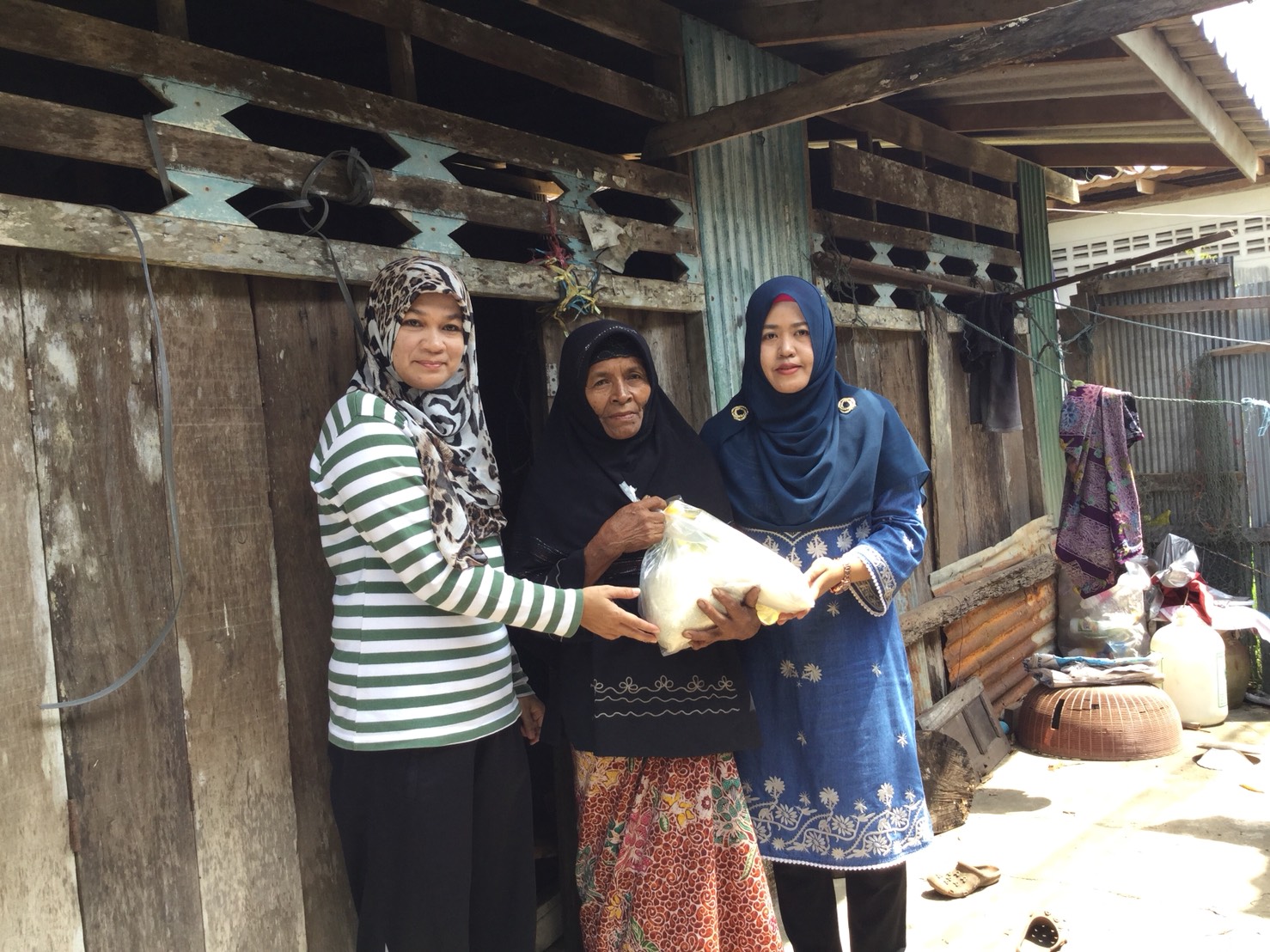 พช.ปัตตานี โดย สพอ.ยะรัง ลงพื้นที่ ณ ตำบลยะรัง เยี่ยมเยียนครัวเรือนตกเกณฑ์ จปฐ. ปี 2560