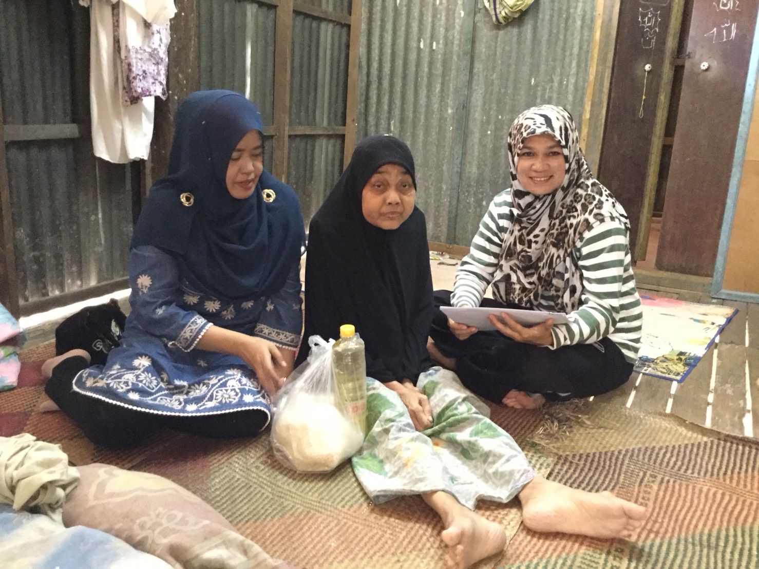 พช.ปัตตานี โดย สพอ.ยะรัง ลงพื้นที่ ณ ตำบลยะรัง เยี่ยมเยียนครัวเรือนตกเกณฑ์ จปฐ. ปี 2560