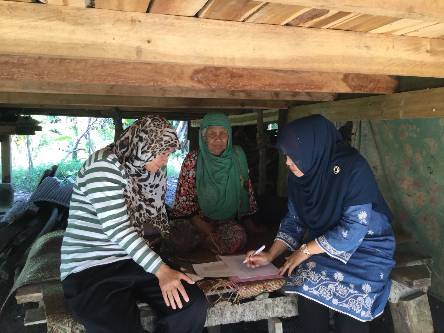 พช.ปัตตานี โดย สพอ.ยะรัง ลงพื้นที่ ณ ตำบลยะรัง เยี่ยมเยียนครัวเรือนตกเกณฑ์ จปฐ. ปี 2560