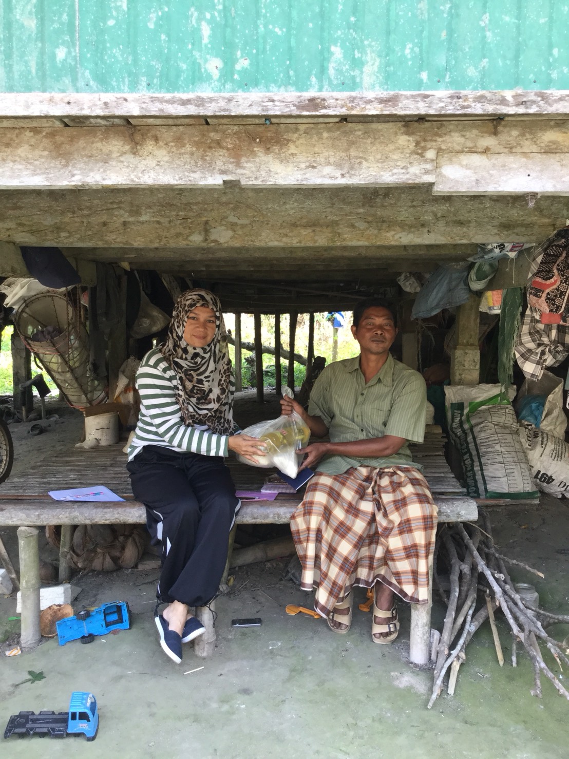 พช.ปัตตานี โดย สพอ.ยะรัง ลงพื้นที่ ณ ตำบลยะรัง เยี่ยมเยียนครัวเรือนตกเกณฑ์ จปฐ. ปี 2560