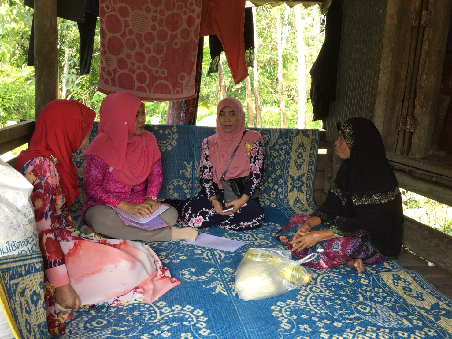 พัฒนากร อ.ยะรัง ลงพื้นที่เยี่ยมเยียนครัวเรือนตกเกณฑ์ จปฐ. ปี 2560